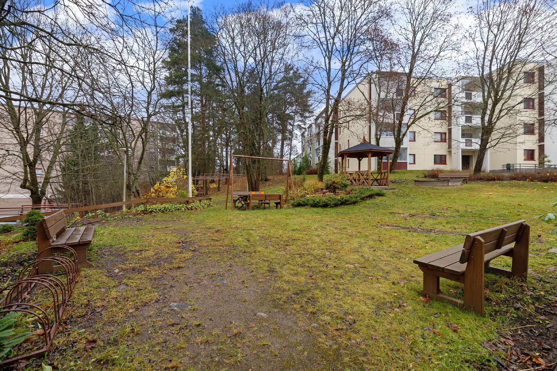 Taloyhtiöllä on suojaisa pihapiiri