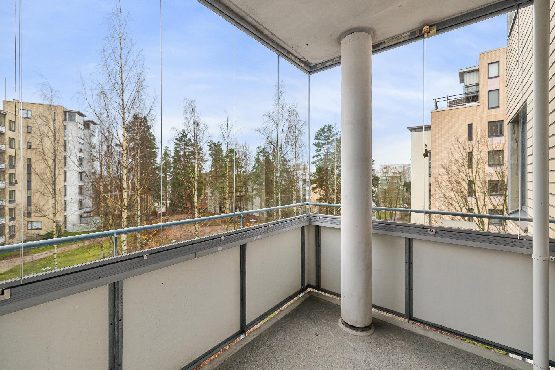 Tilava lasitettu parveke