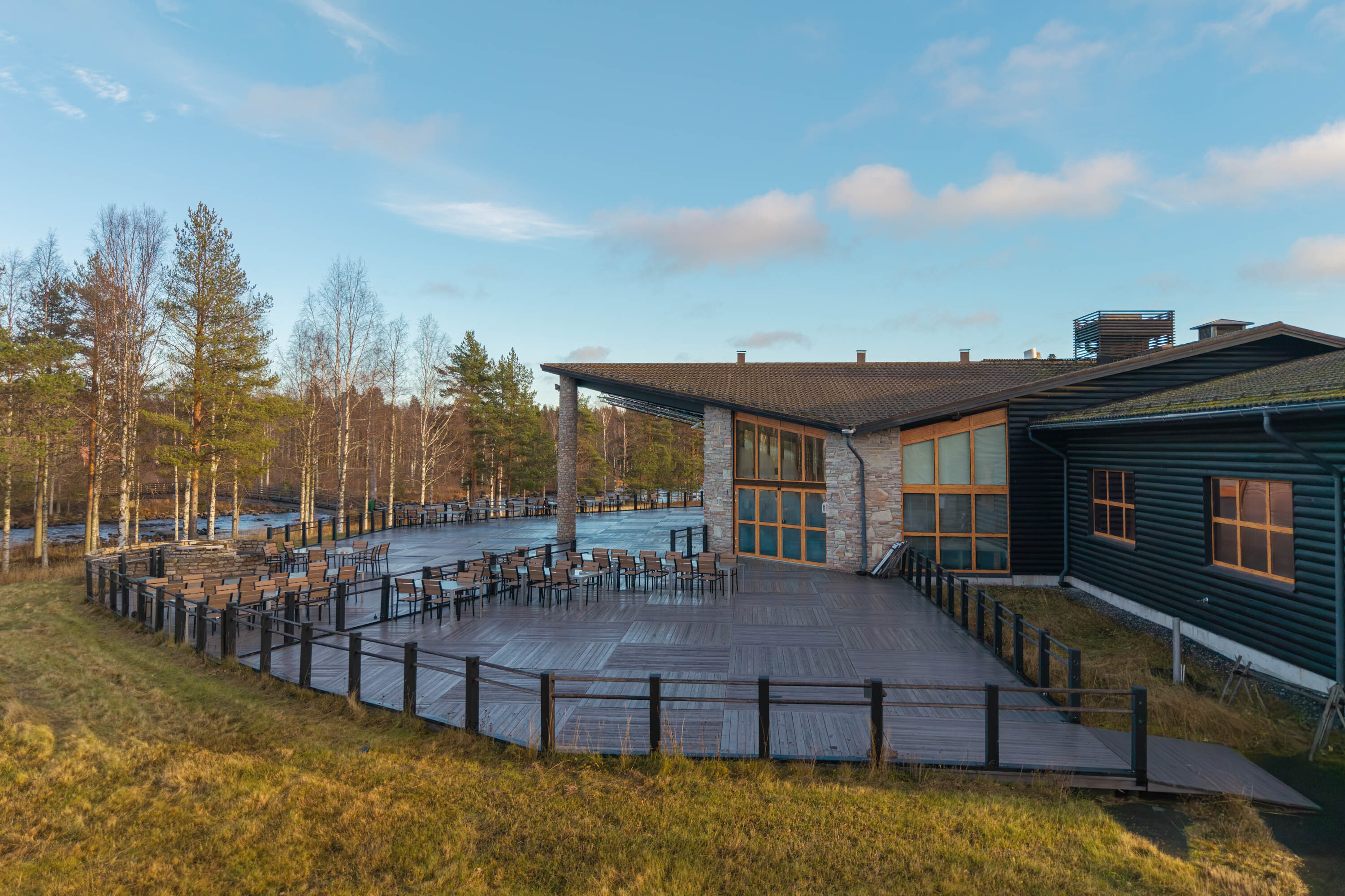 Päärakennuksen tilavat terassit
