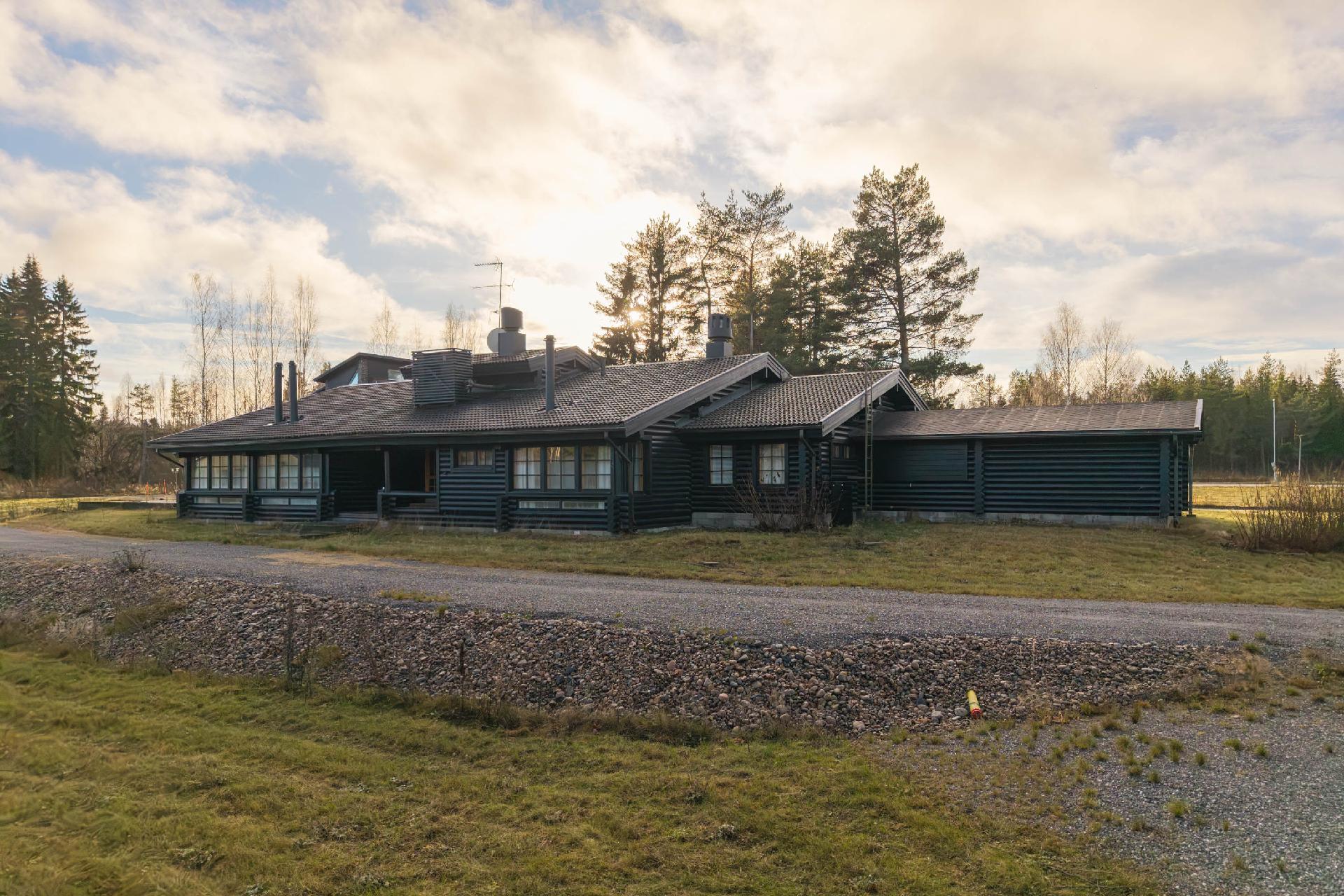 Vanha päärakennus, jossa majoitustilaa