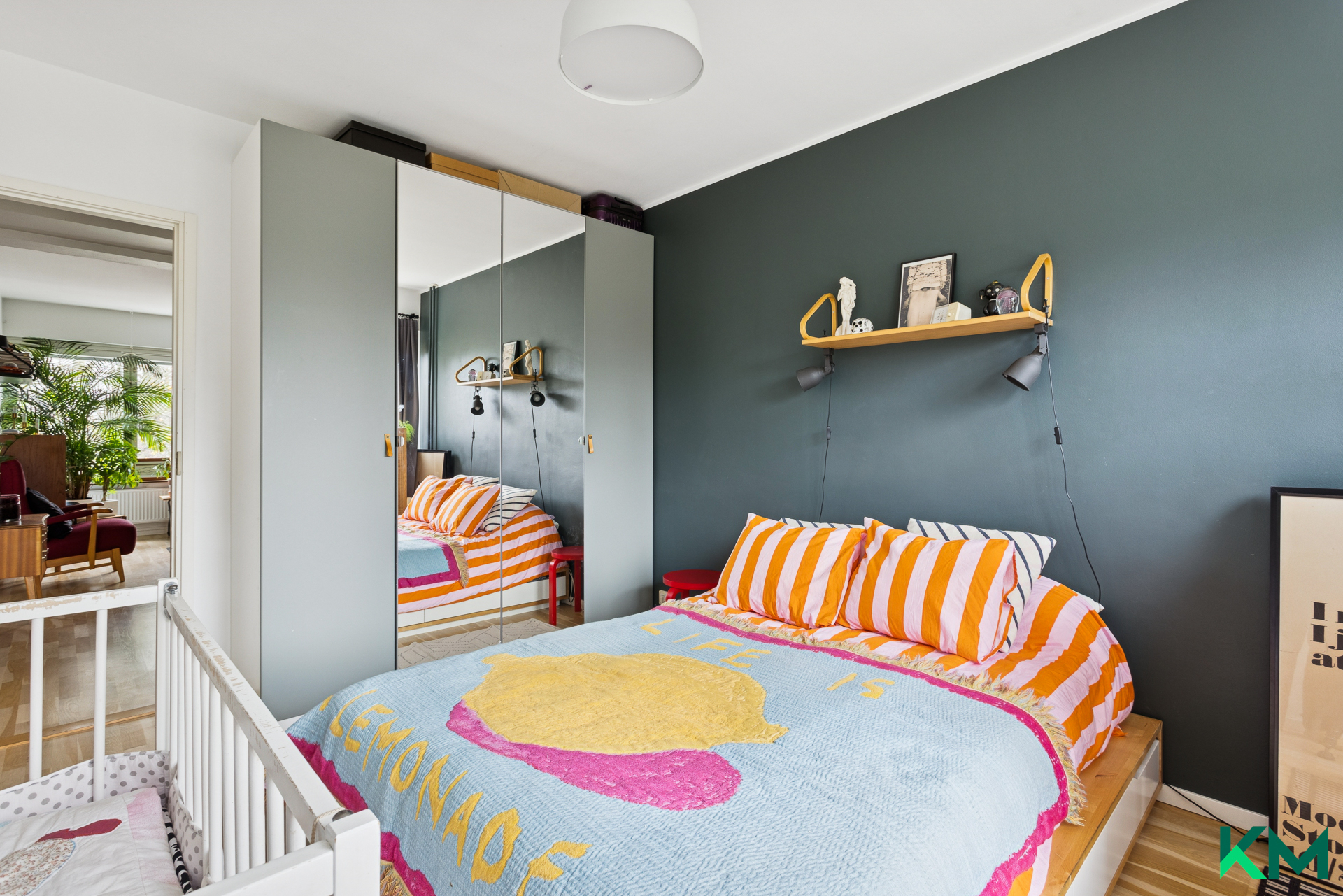 Makuuhuoneessa paljon kaappitilaa