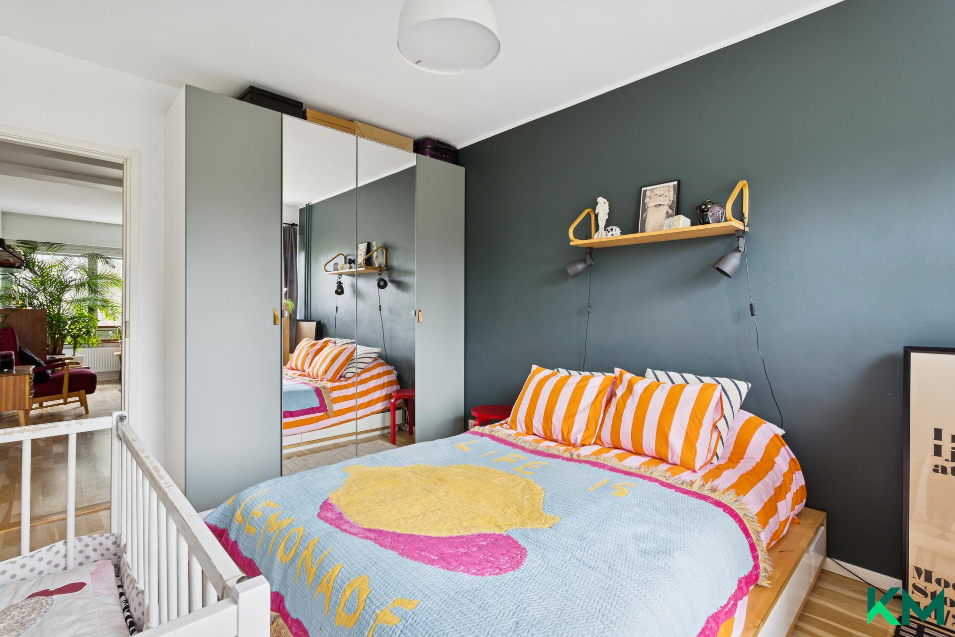 Makuuhuoneessa paljon kaappitilaa