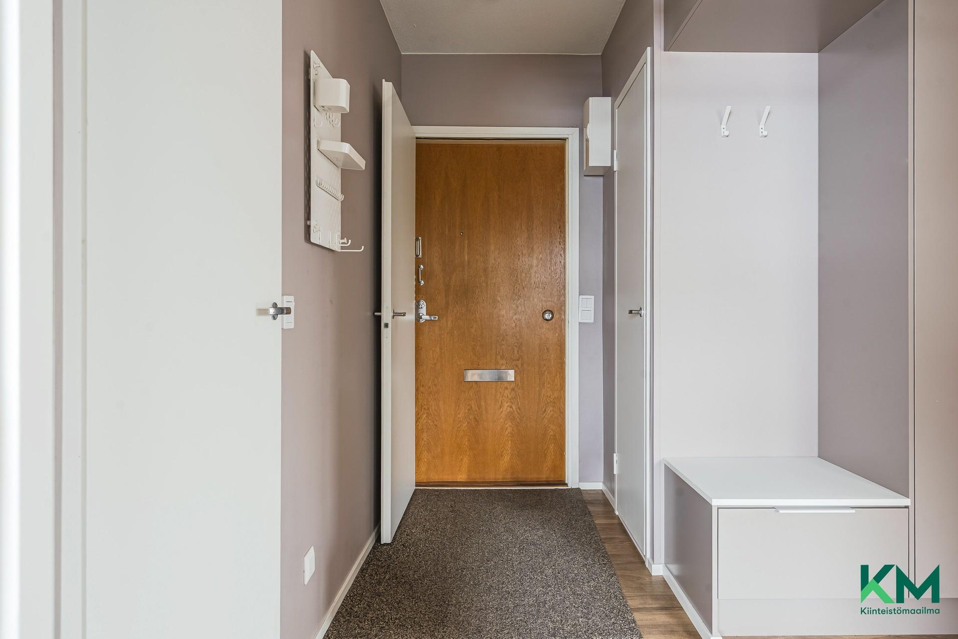 Eteisen yhteydessä vaatehuone ja kaapistoja