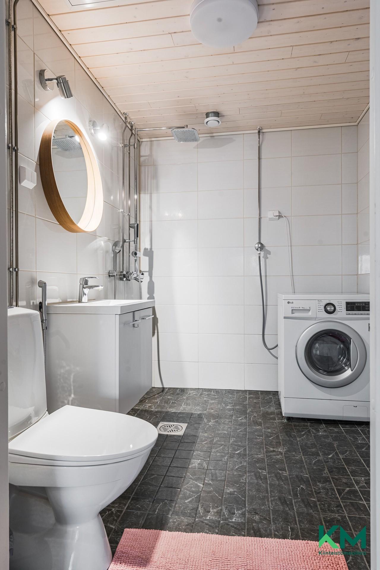 Tilava ja remontoitu kylpyhuone