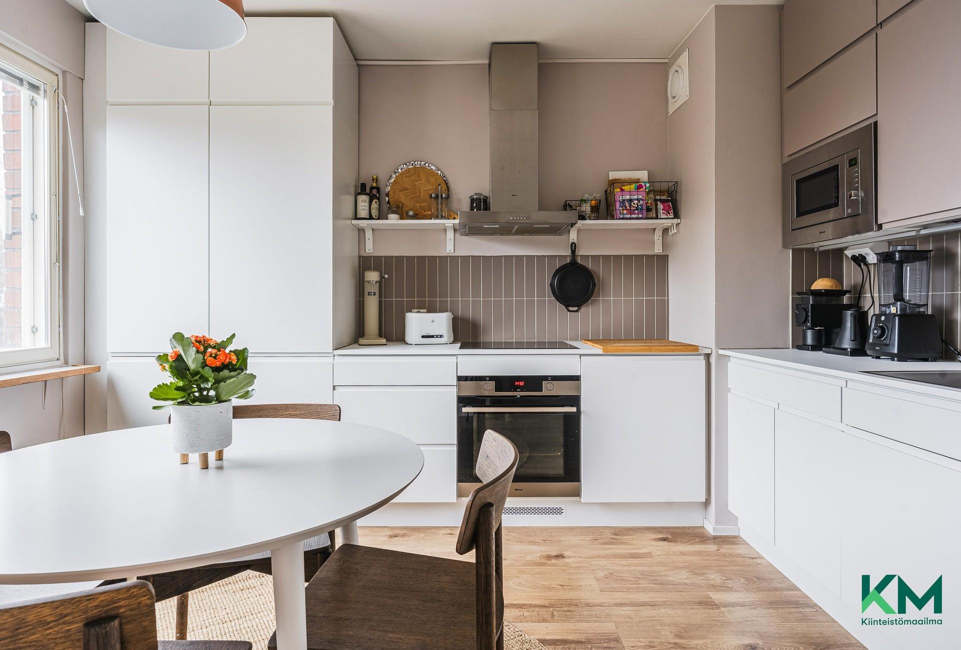 Keittiössä Vehkapuun kalusteet ja integroidut kodinkoneet