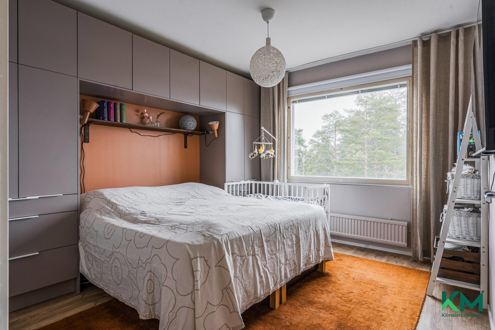 Makuuhuoneessa reilusti säilytystilaa