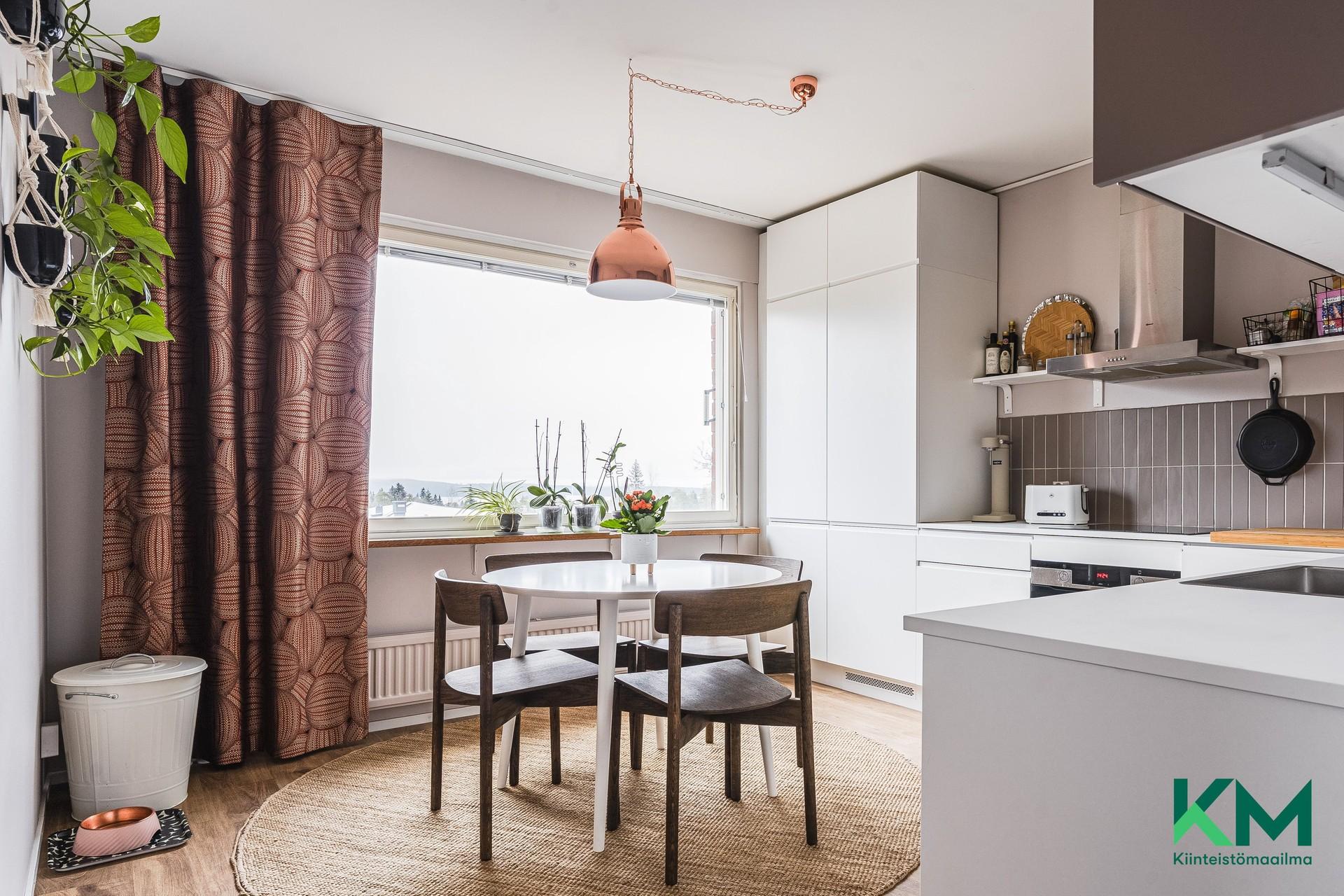 Keittiöön mahtuu hyvin myös ruokapöytä