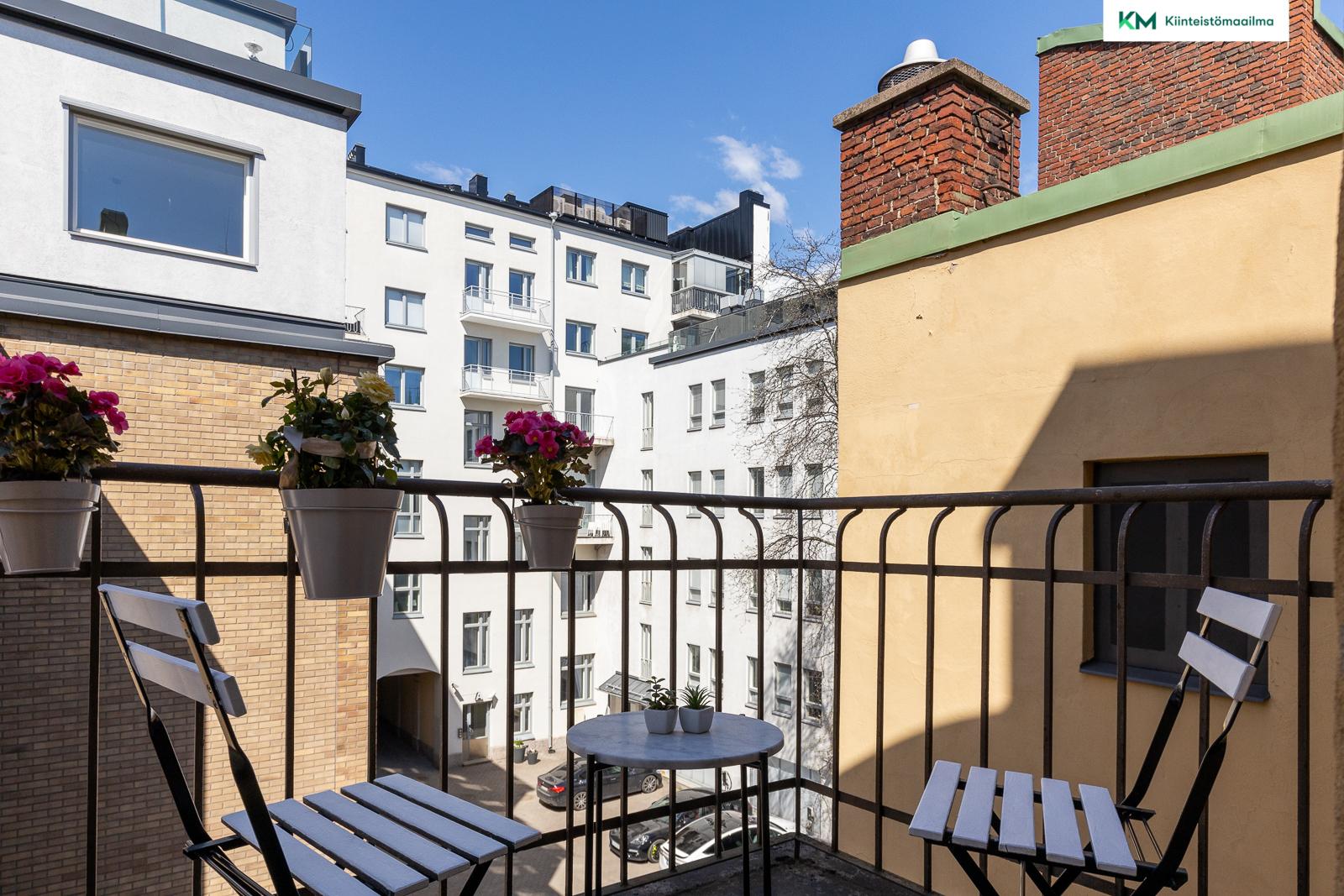 Porraskäytävässä on puoli kerrosta alempana talon parveke