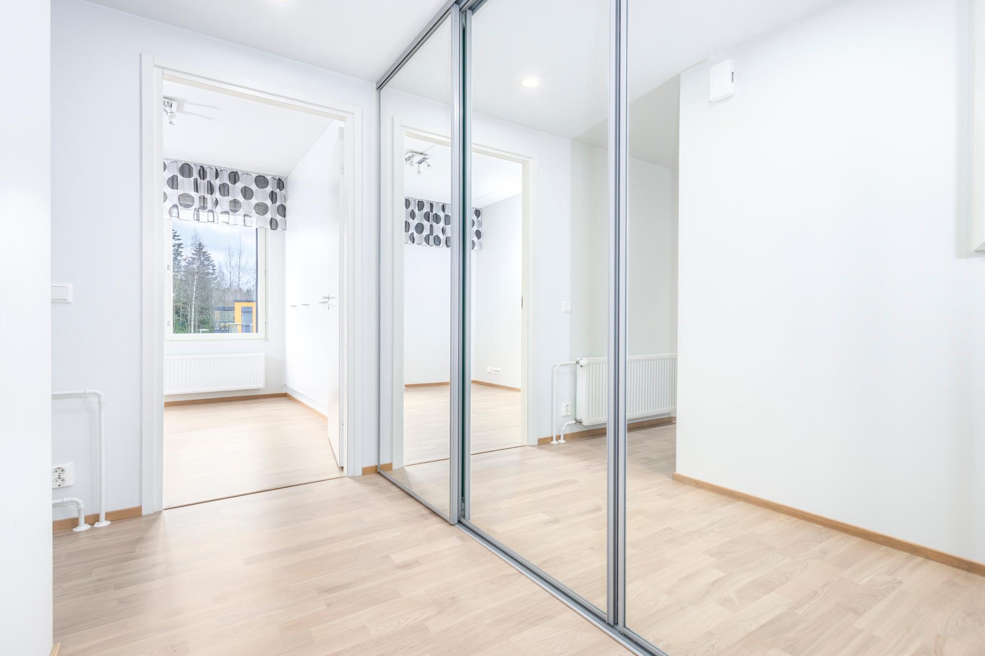 Eteisen liukuovikaapisto