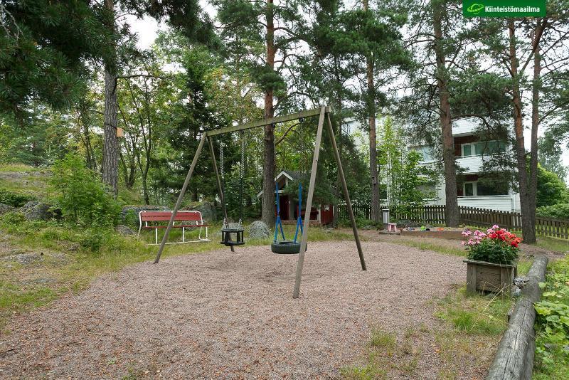 taloyhtiön piha-aluetta ja leikkipaikka