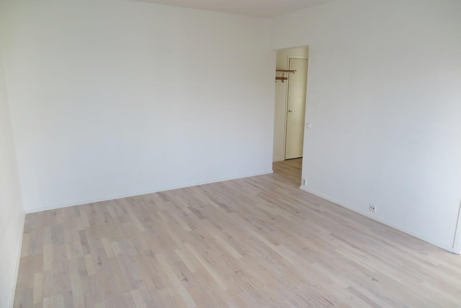 olohuoneesta eteisen suuntaan