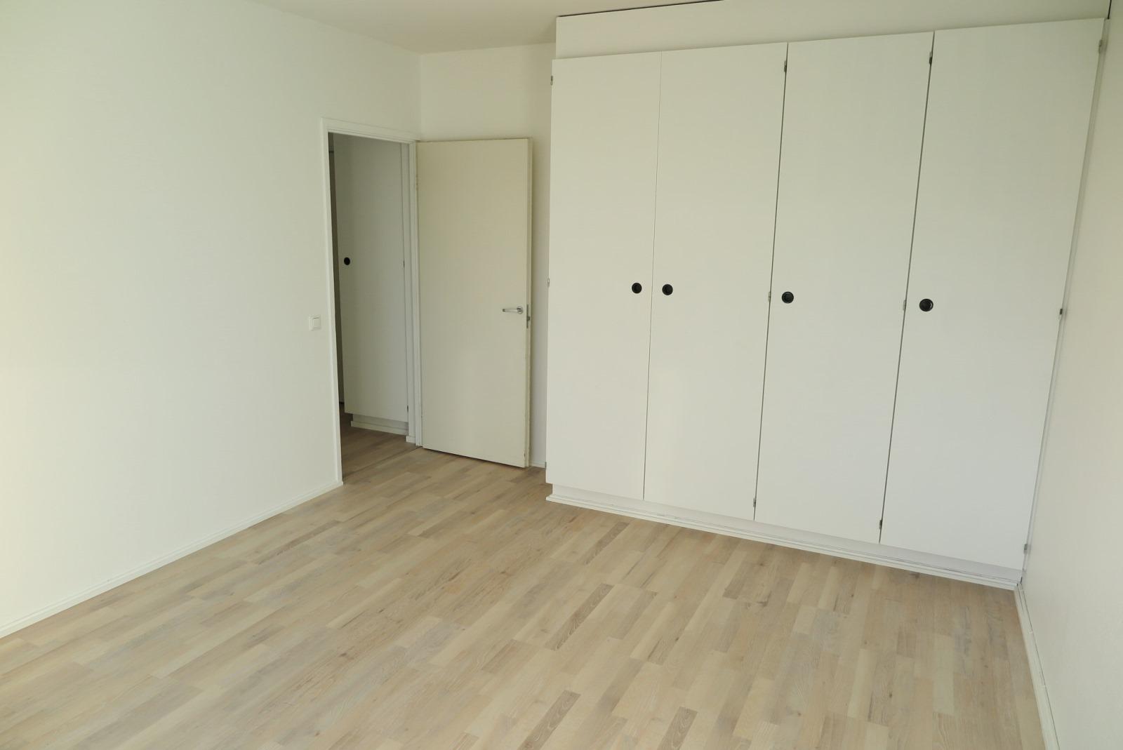 makuuhuoneesta eteisen suuntaan