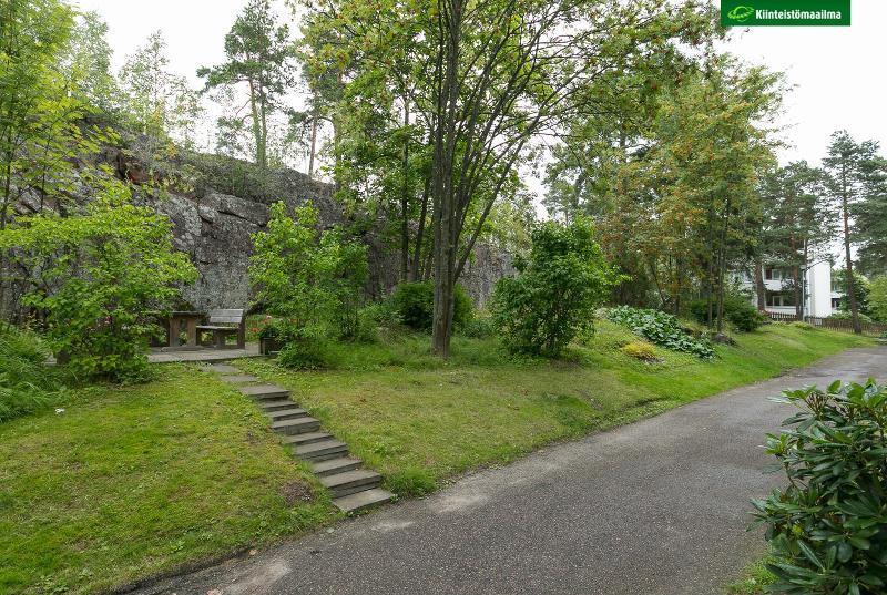 taloyhtiön piha-aluetta