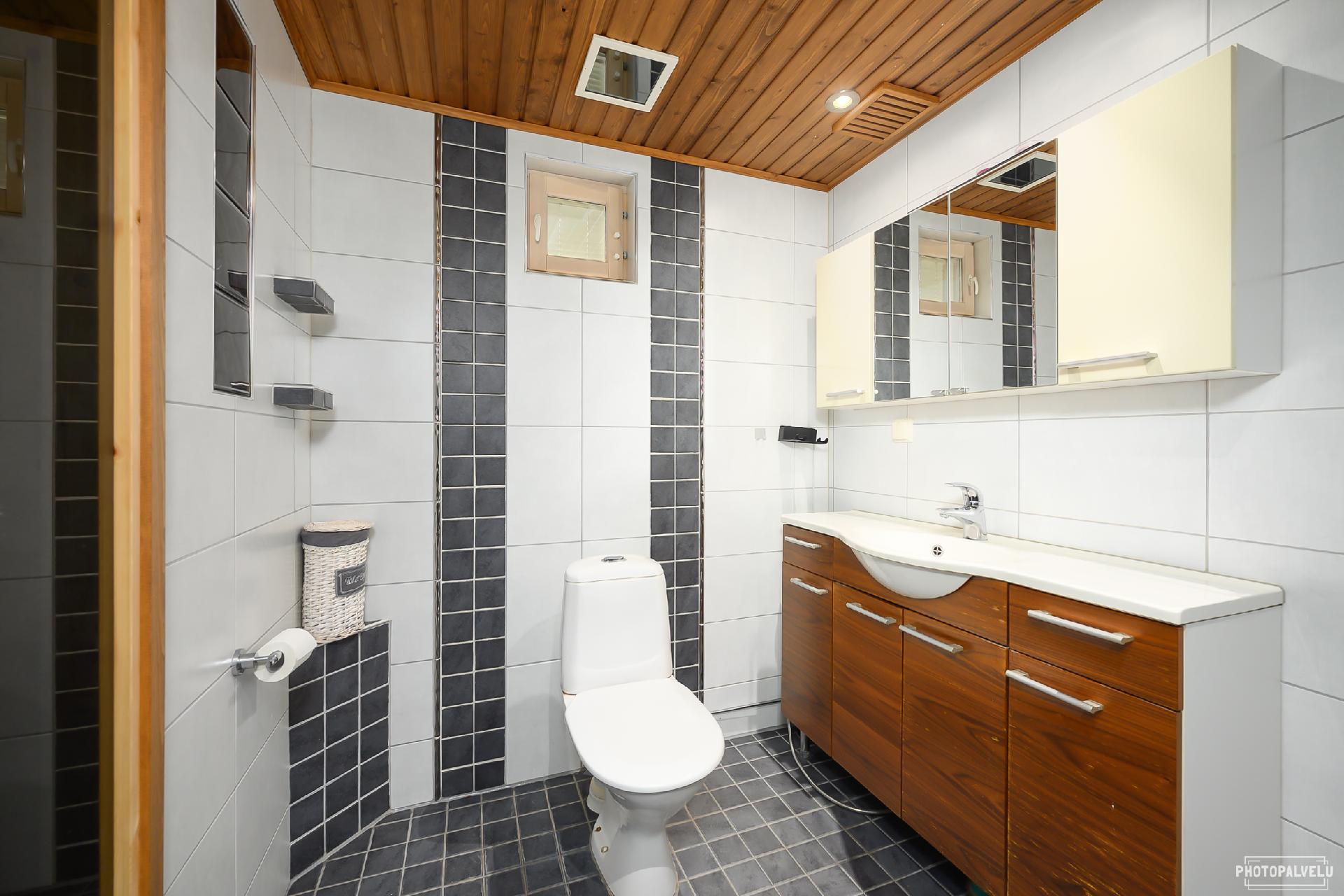 1. kerroksen kylpyhuone / wc 