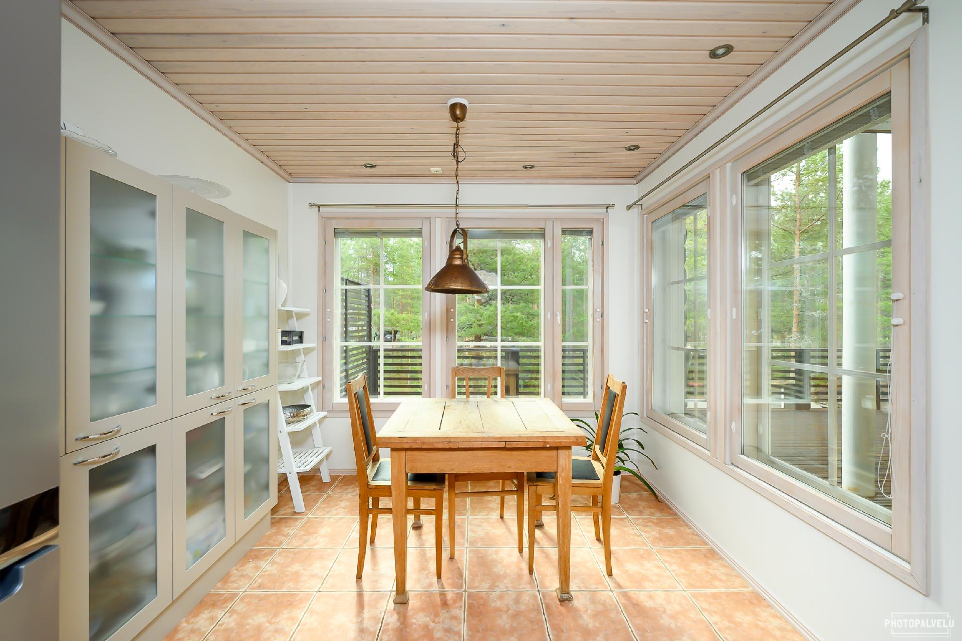 2. kerroksen ruokailutila