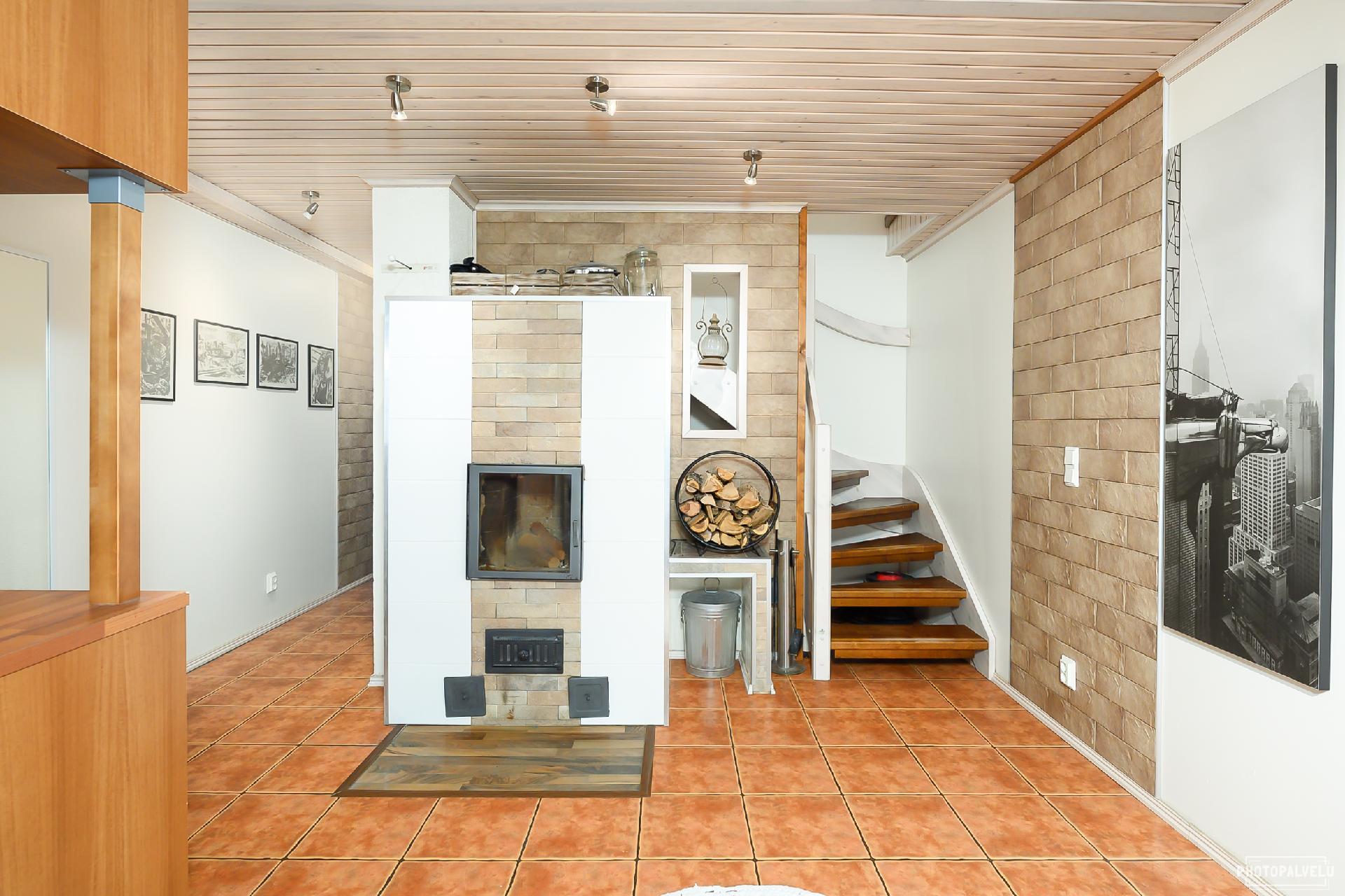 Varaava takka ja portaat 2. kerrokseen