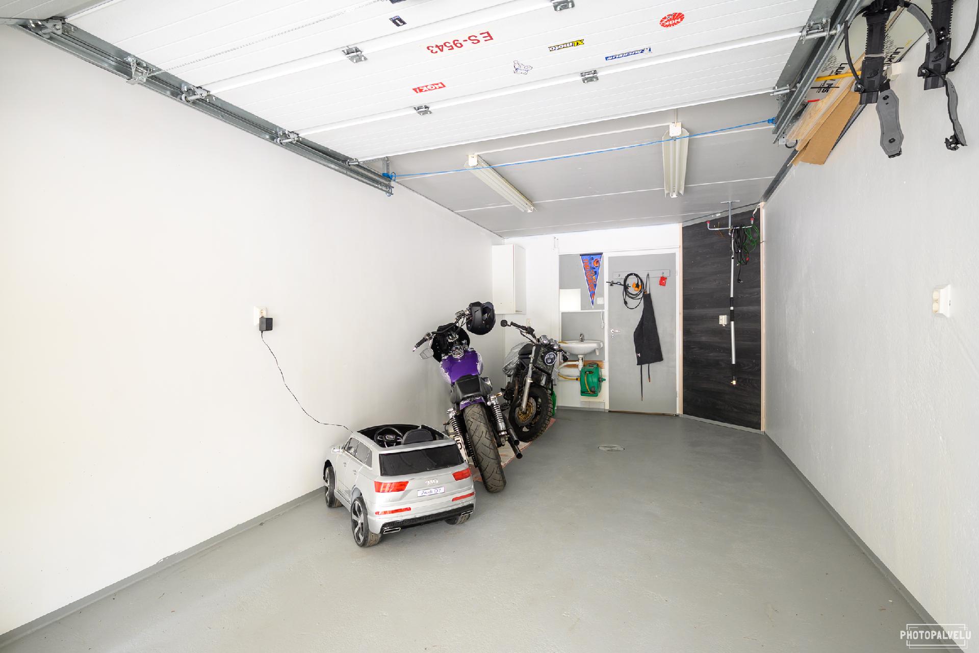 Autotalli ja varasto