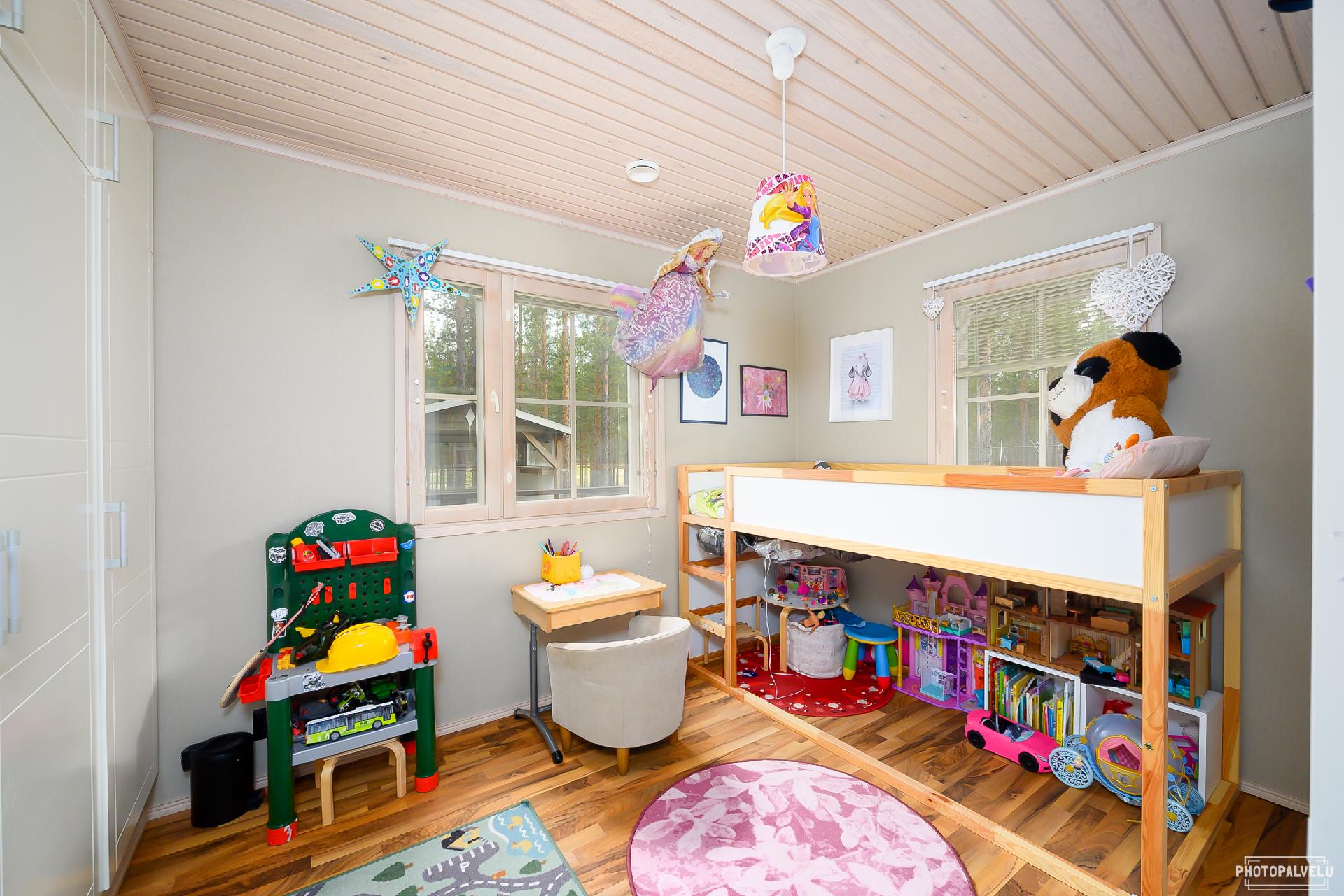 2. kerroksen 2. makuuhuone