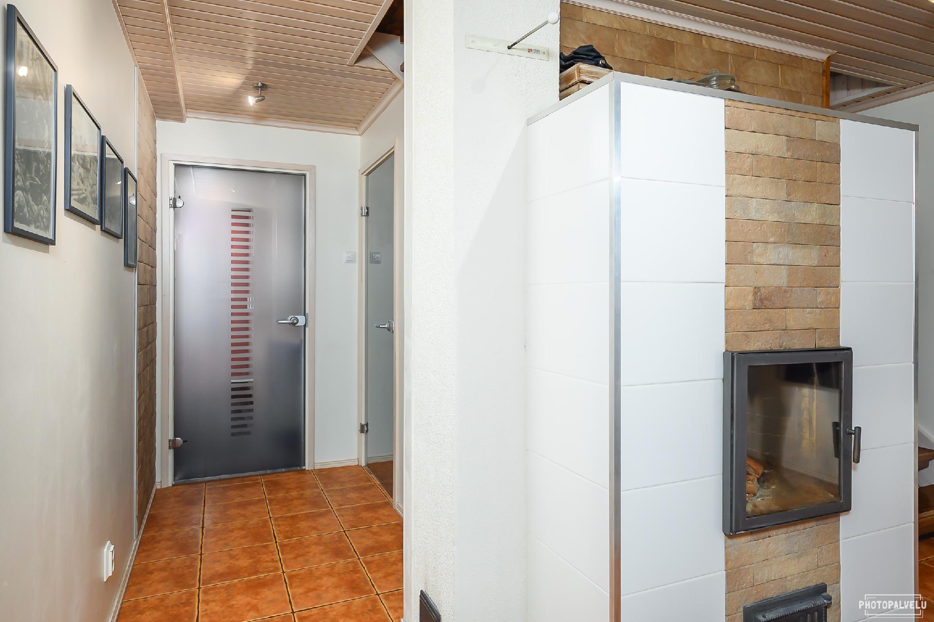 1. kerroksen takkahuoneen käytävä