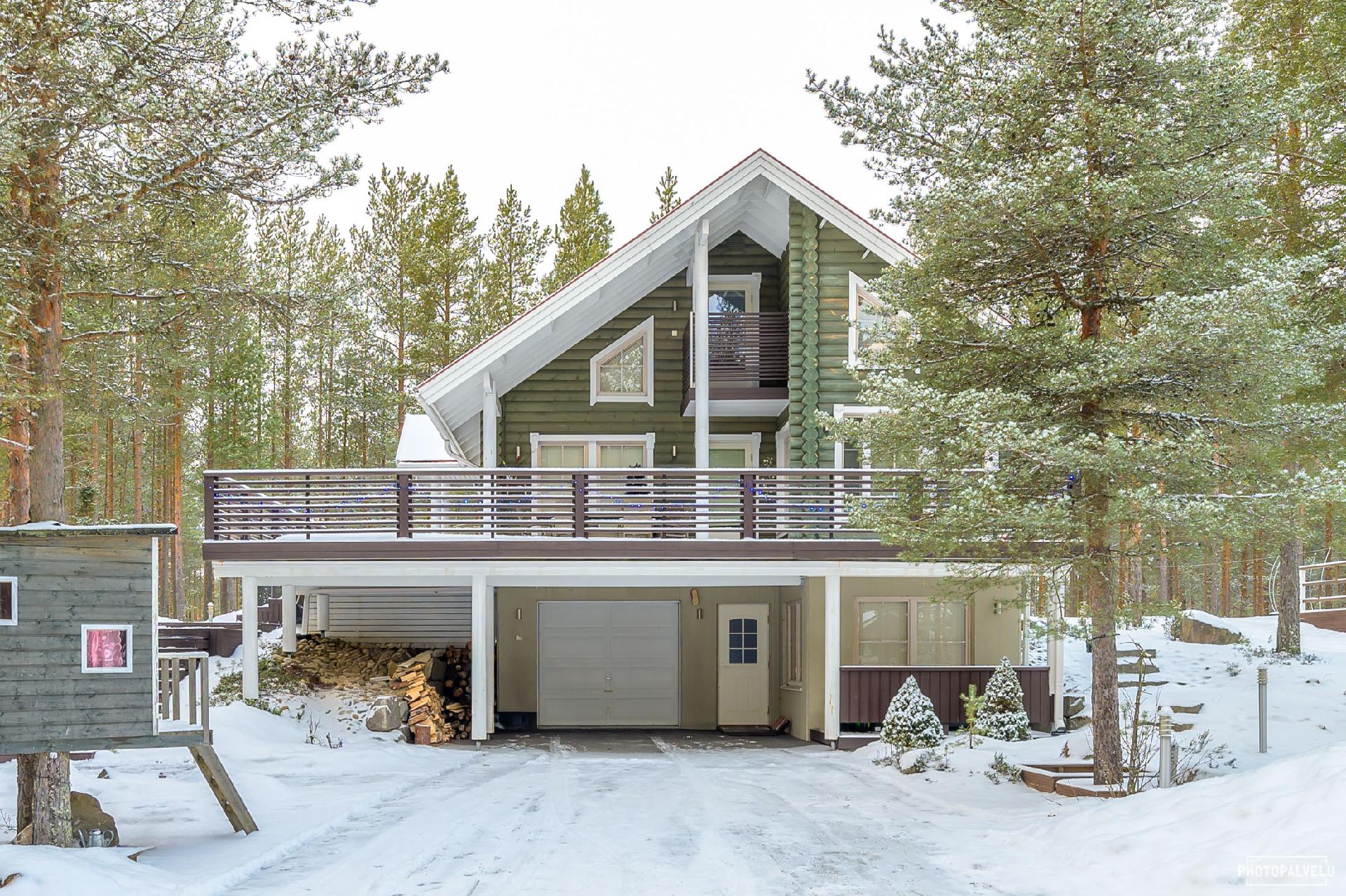 Kolmikerroksisen kodin pääsisäänkäynti on keskikerroksesta