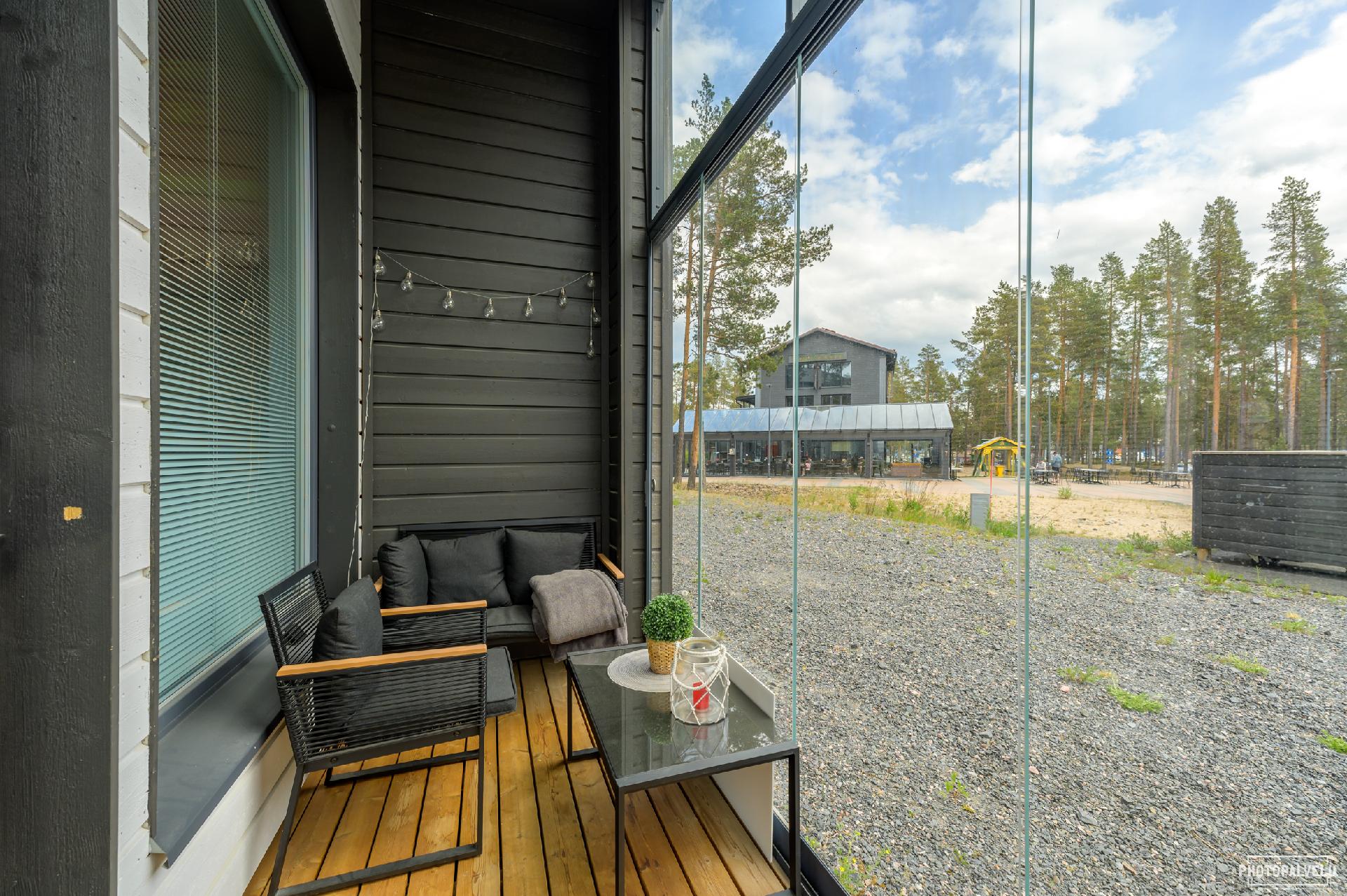 1. kerroksen lasitettu terassi