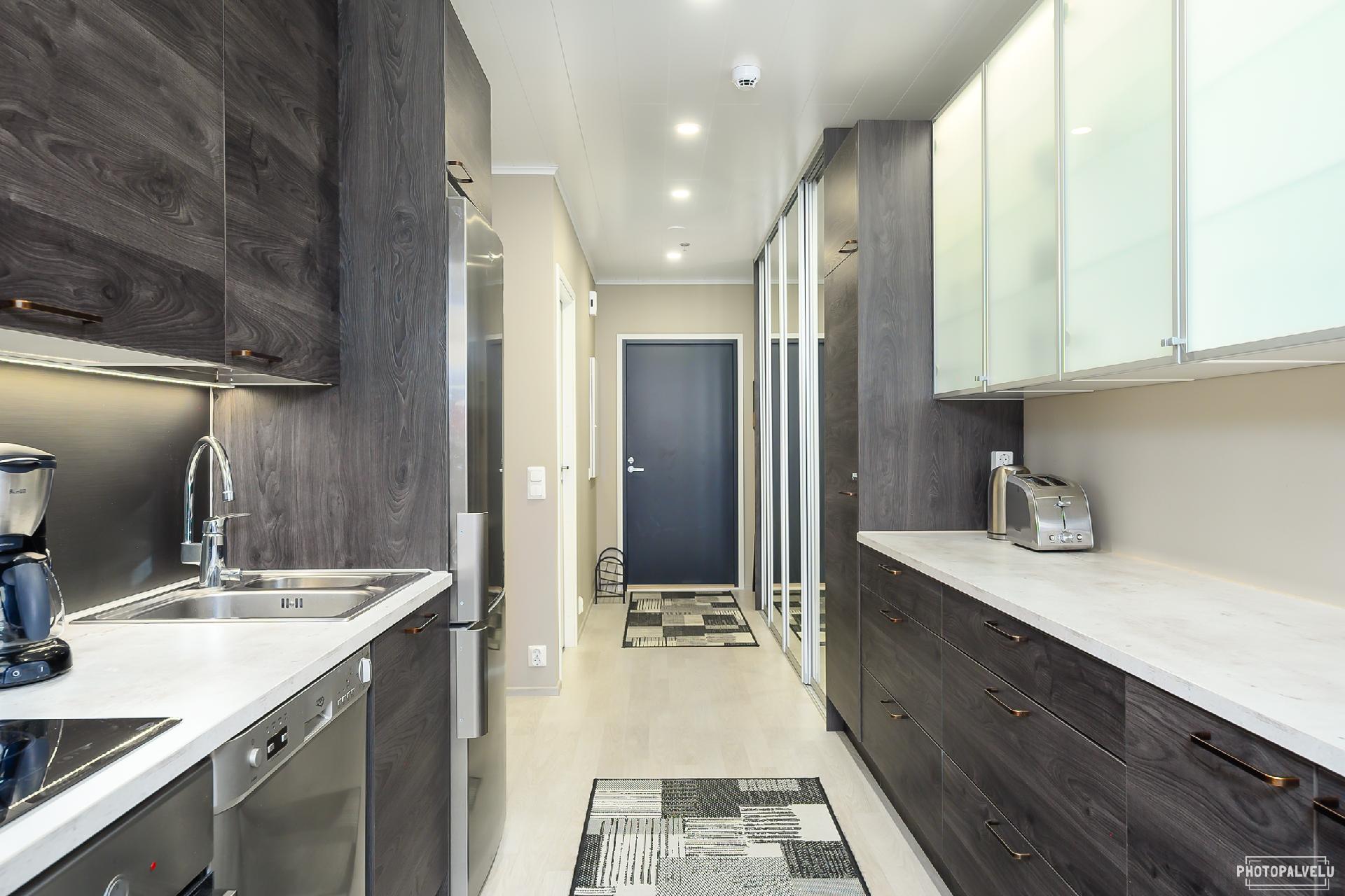 Keittiö ja eteinen toisesta suunnasta