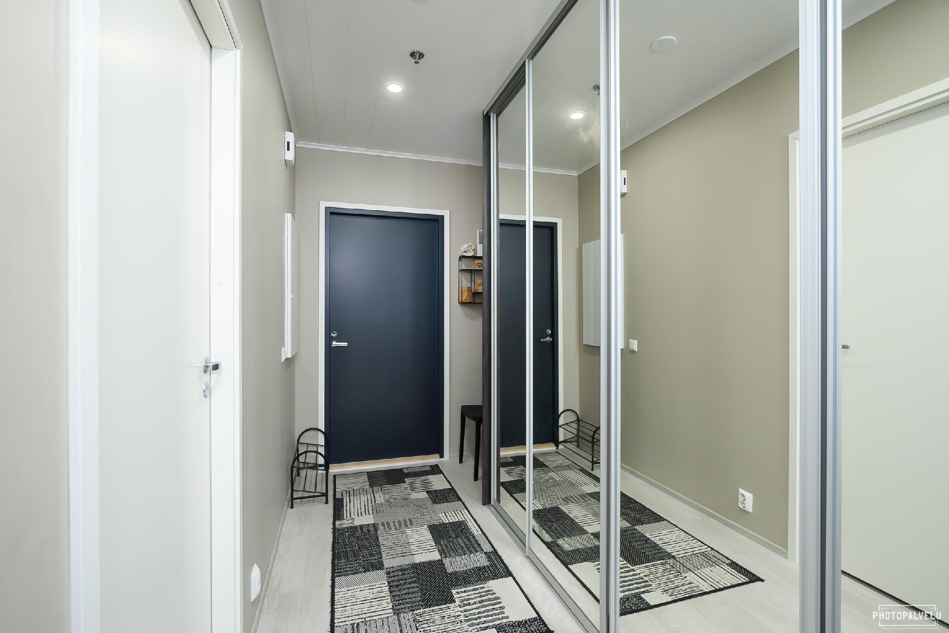 Eteisessä korkeat peilikaapistot