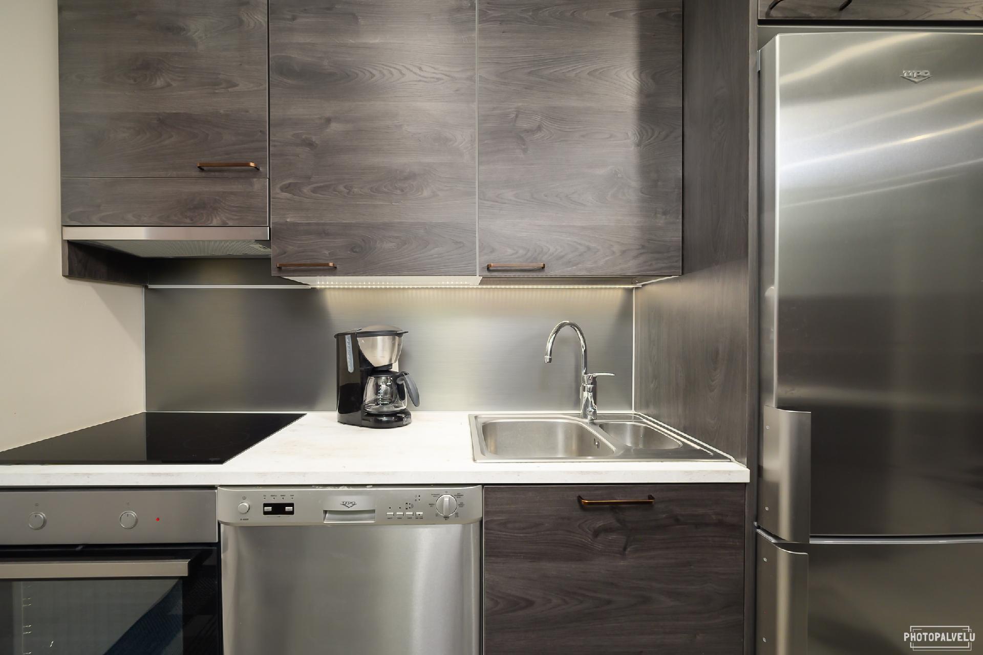 Keittiö molemmin puolin käytävää