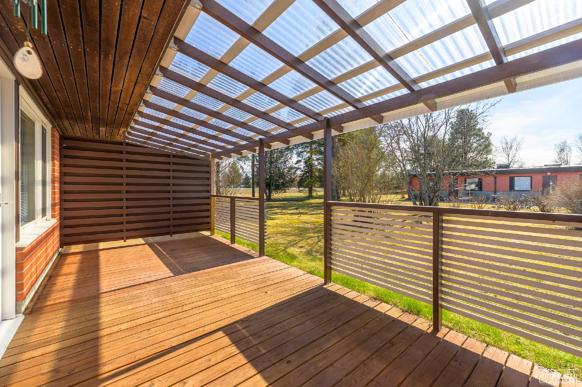 Tilava katettu terassi