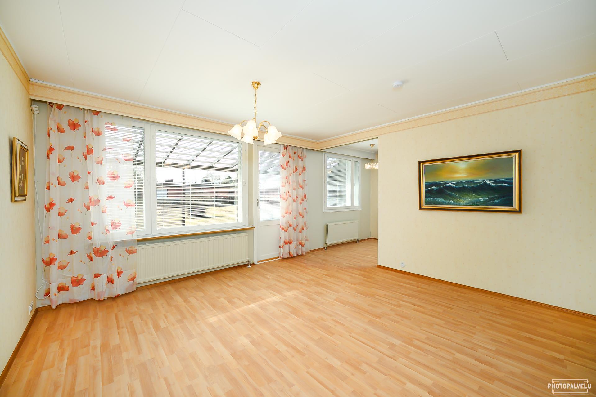 Olohuone, käynti terassille ja keittiö