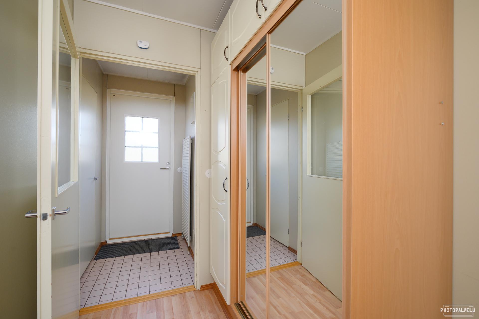 Eteinen, kaapistot ja varastohuone