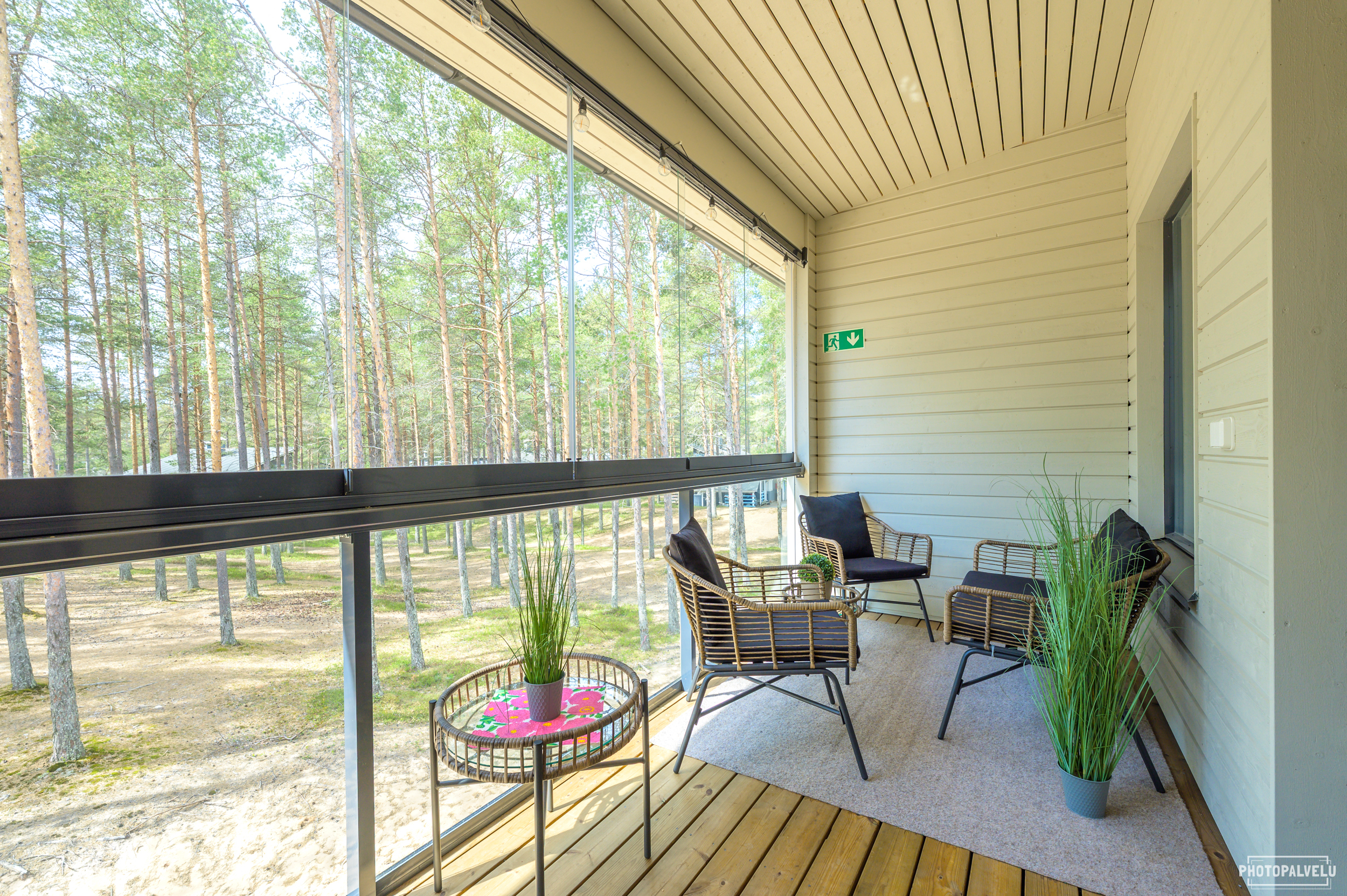 Tilava lasitettu parveke 
