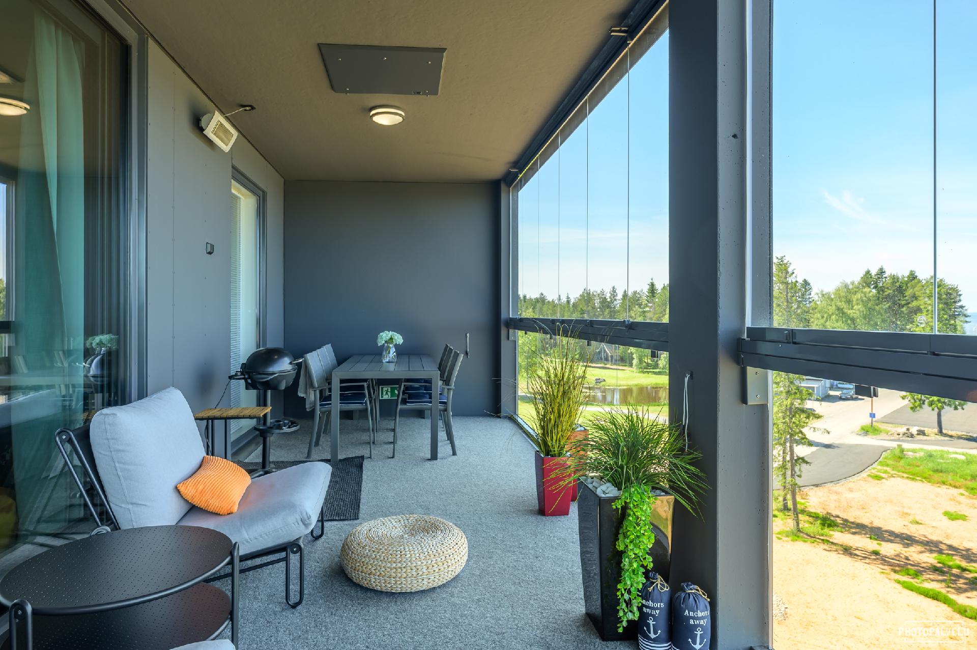 Harvinaisen iso lasitettu parveke