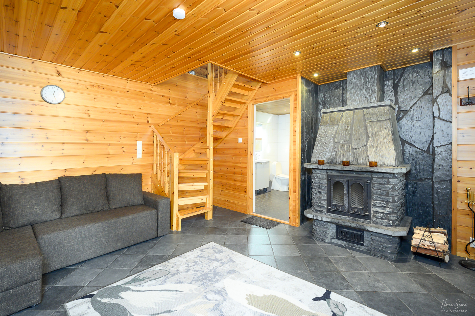 1. kerros: takkahuone ja kylpyhuone/wc ja sauna