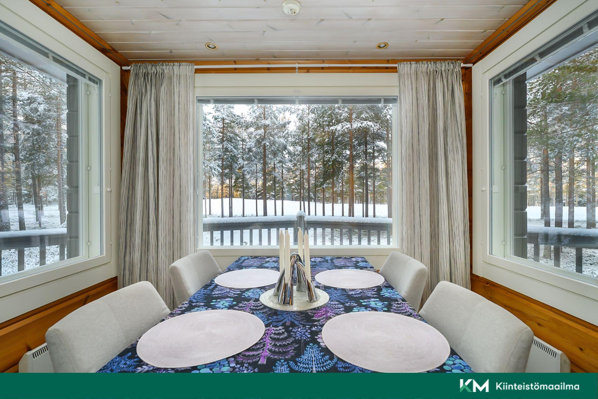 Ruokailutilasta kauniit maisemat goflkentälle