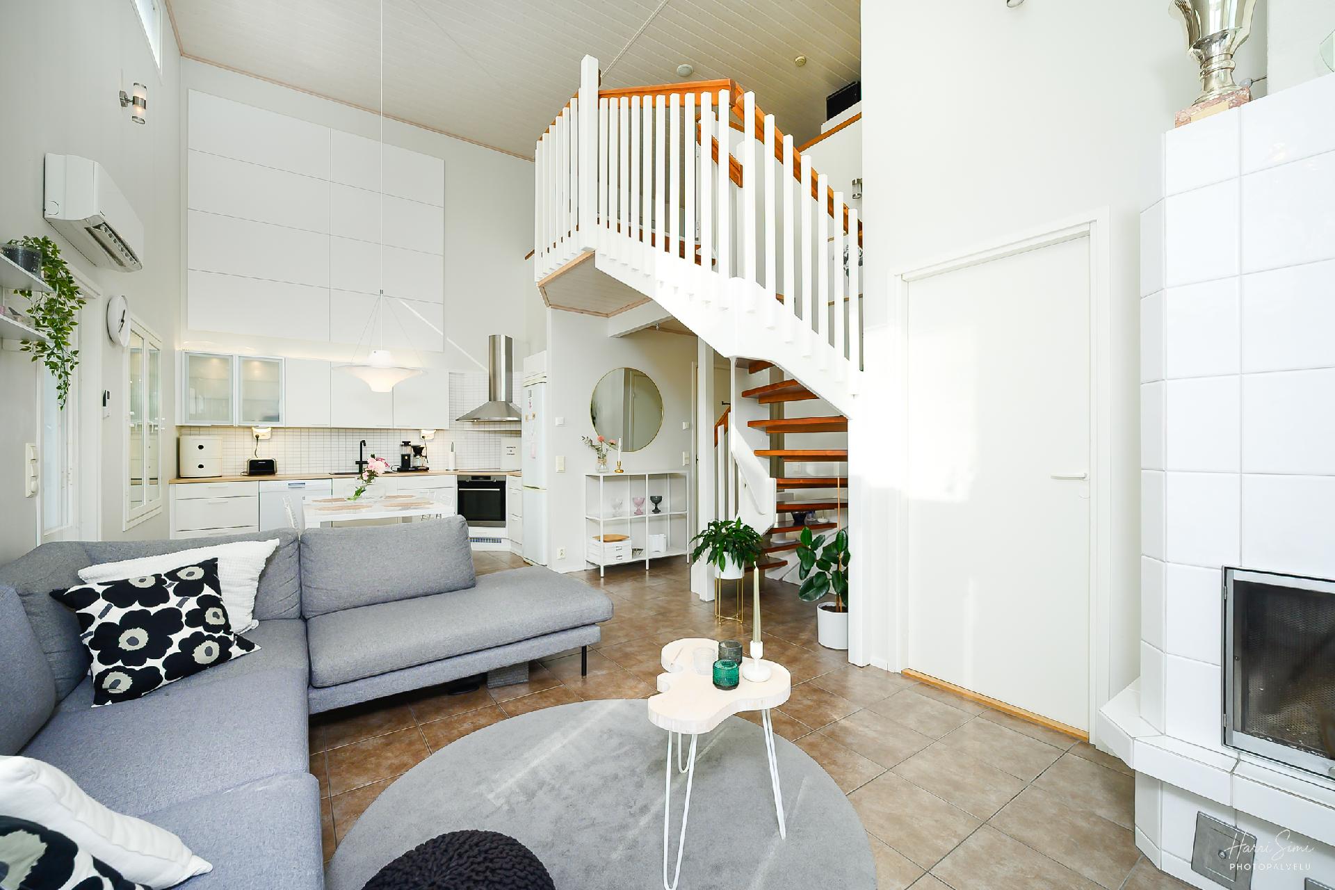 Keittiö olohuoneesta päin