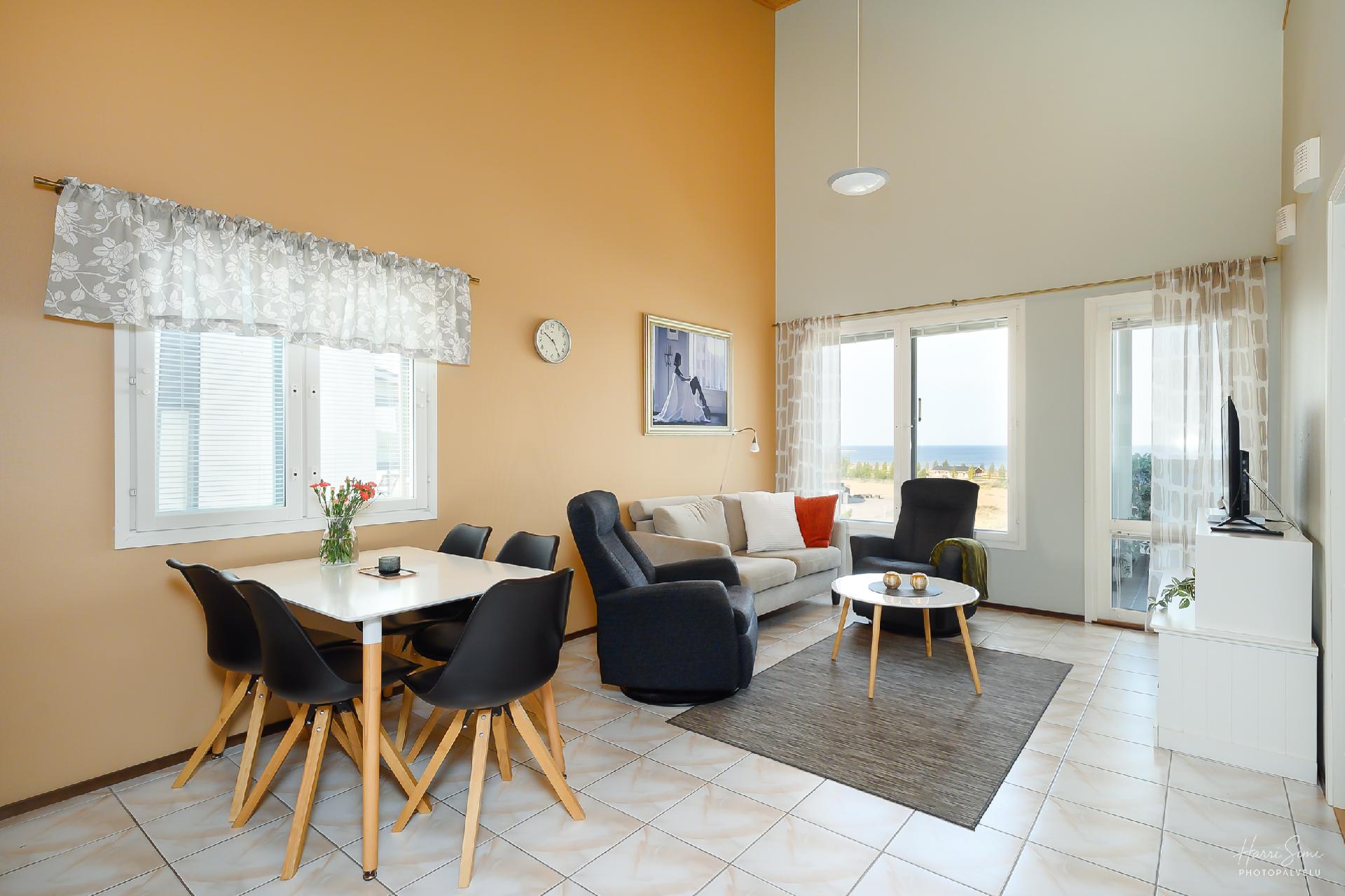 Keittiö ja olohuone, sekä näkymä merelle