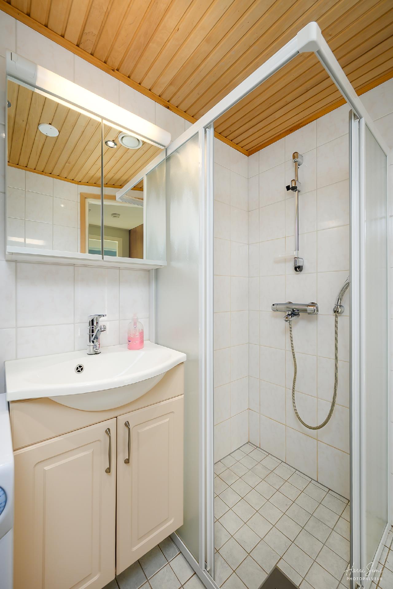Kylpyhuone ja suihkukaappi
