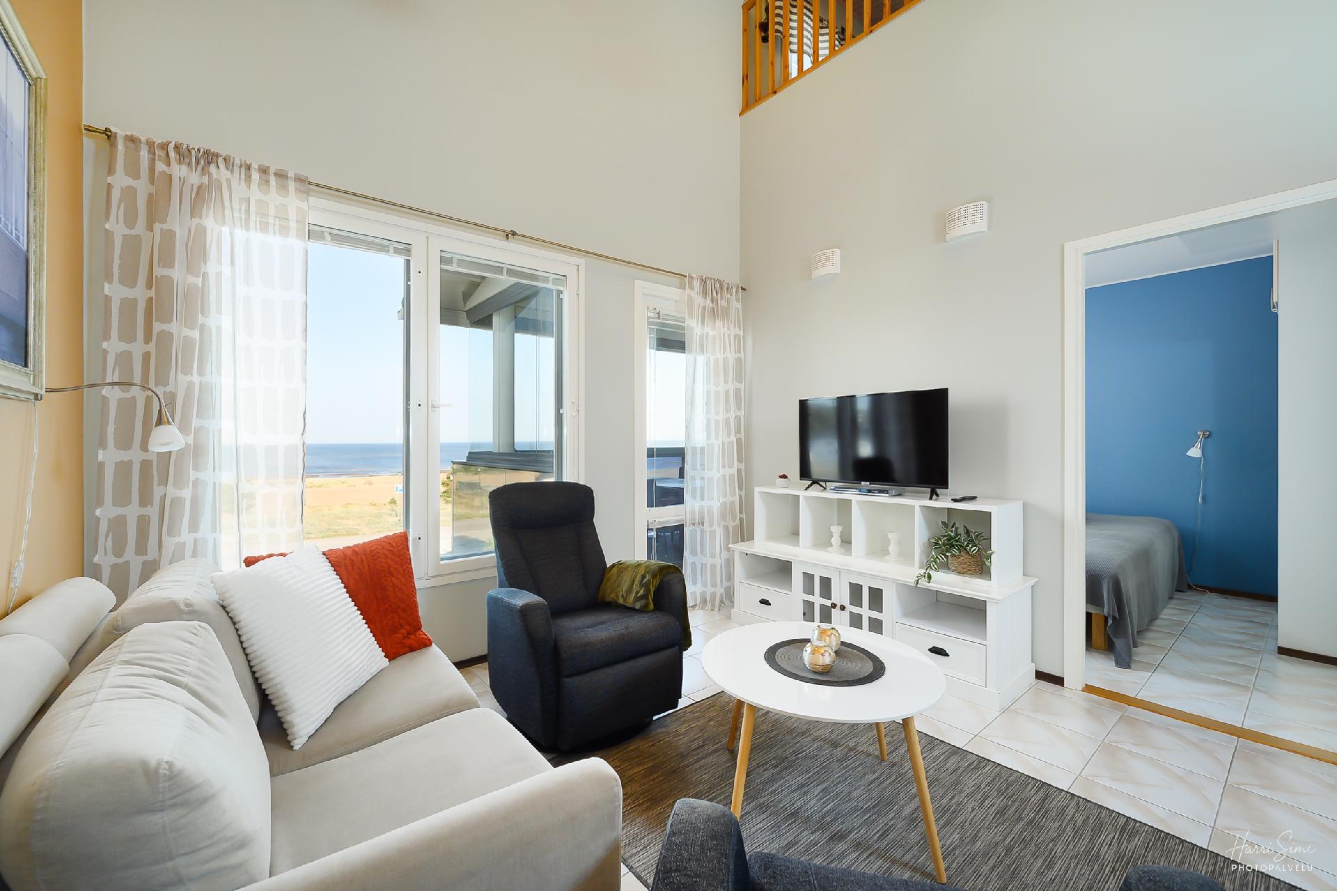 Olohuone ja alakerran toinen makuuhuone