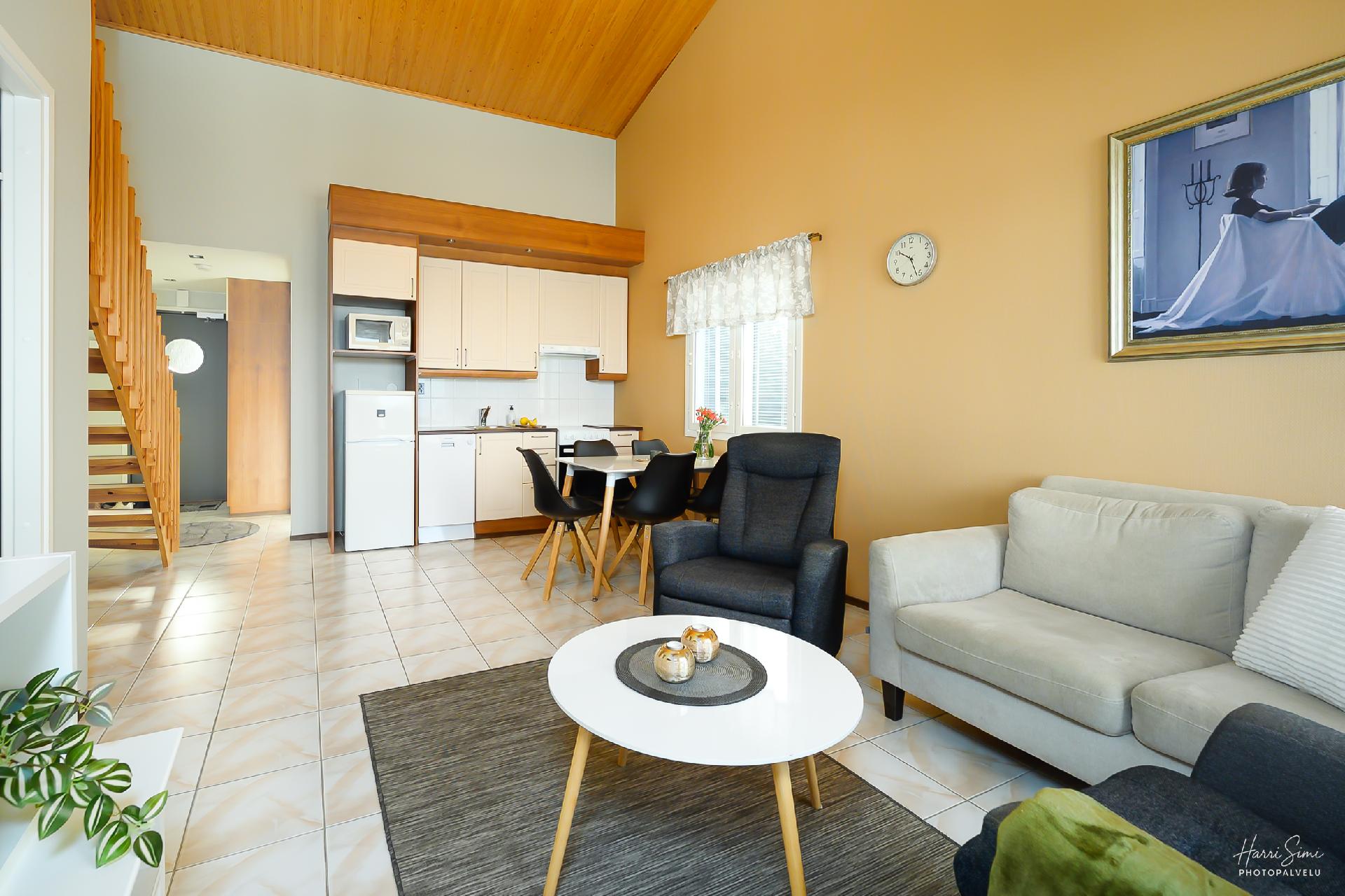 Olohuoneesta keittiöön ja eteiseen