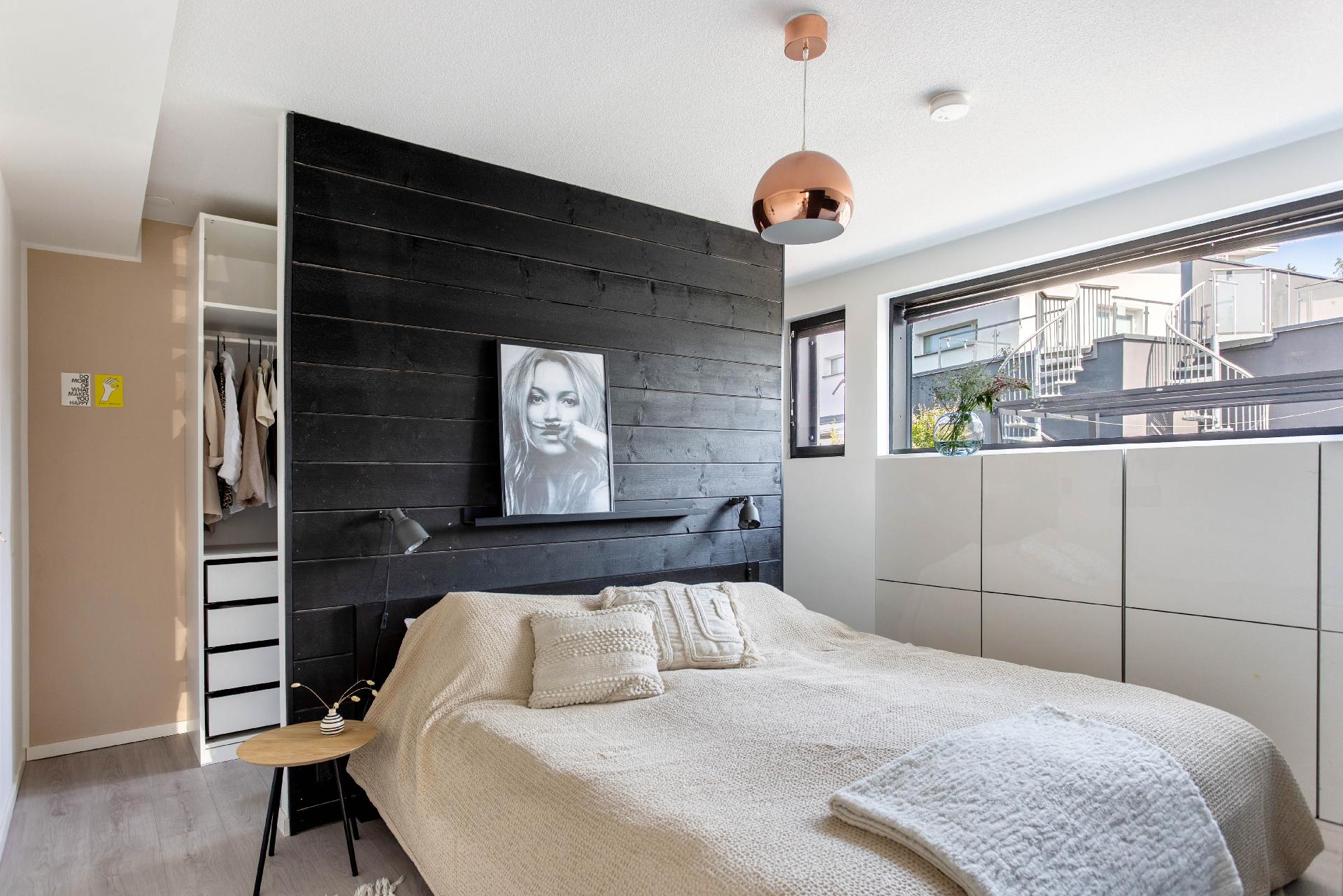 Alakerran makuuhuone, jossa walk-in-closet