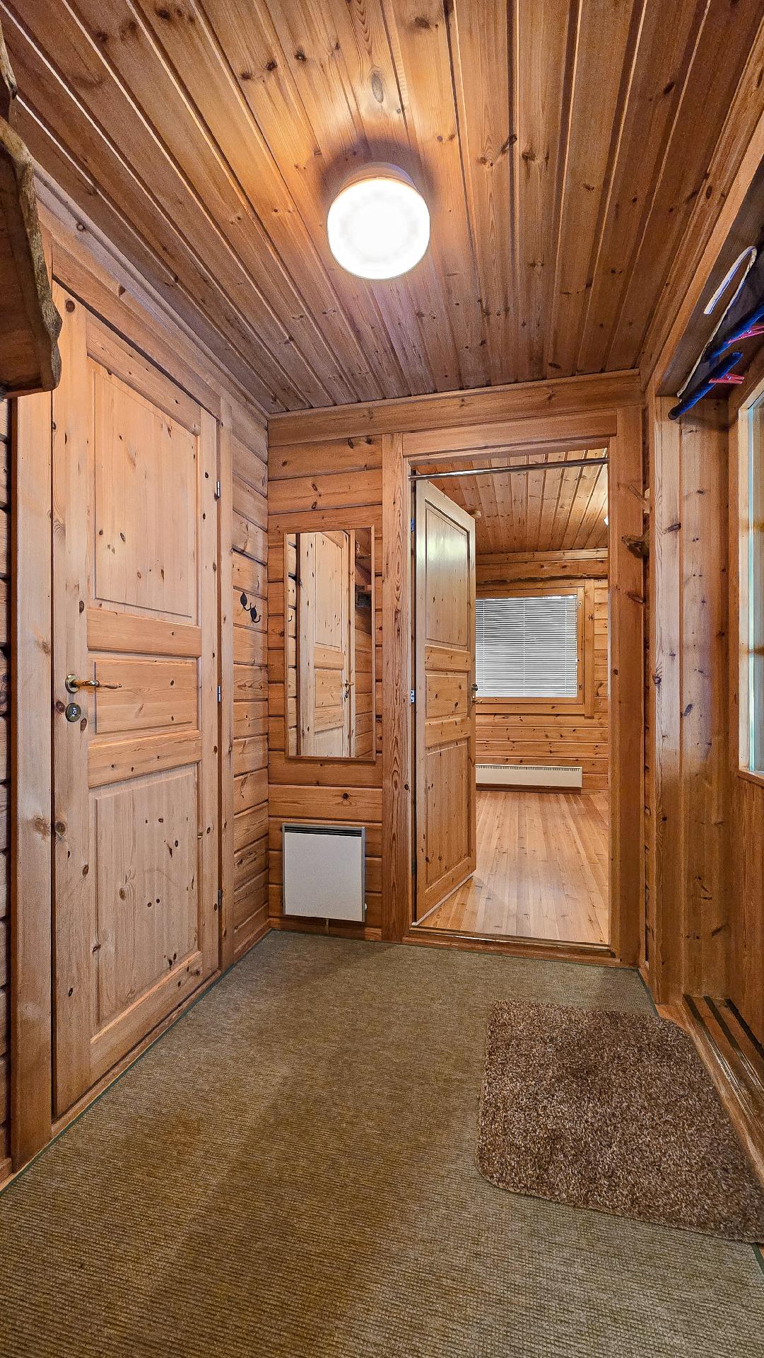 Eteinen ja sisäänkäynti makuuhuone 3 / tupa 2 suuntaan, vasemmalla kph/wc/s ovi.