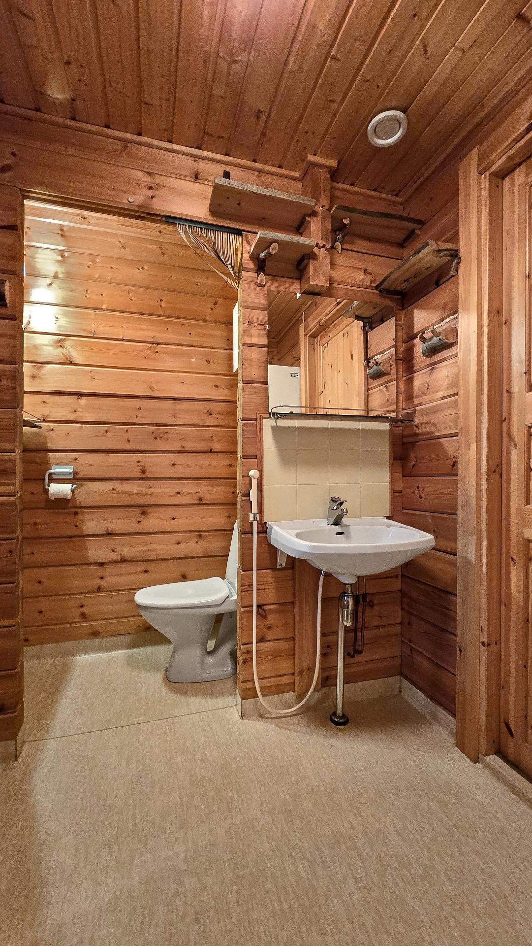 Kylpyhuoneen yhteydessä wc