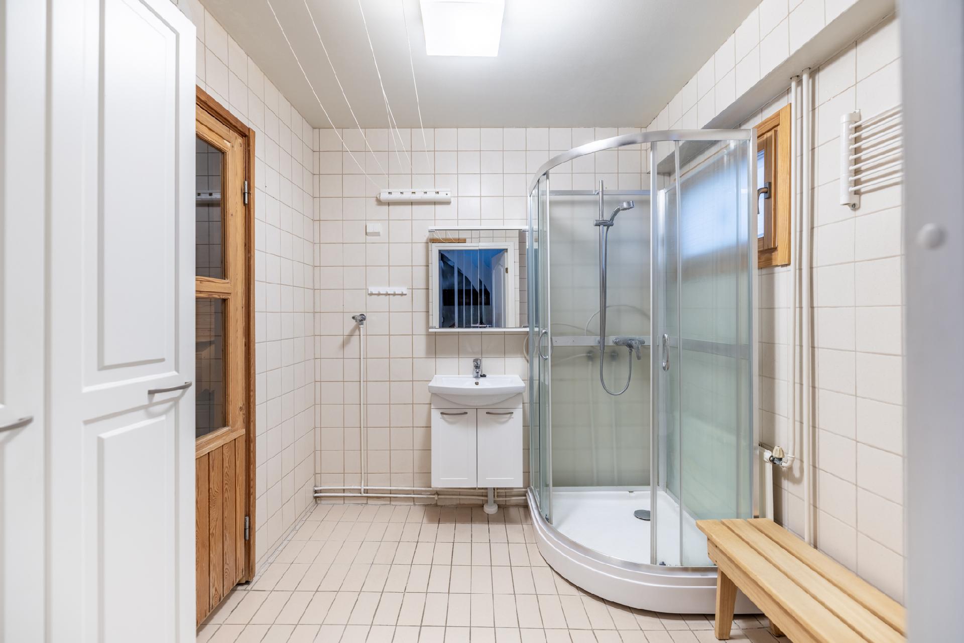 kylpyhuone (alakerrassa)