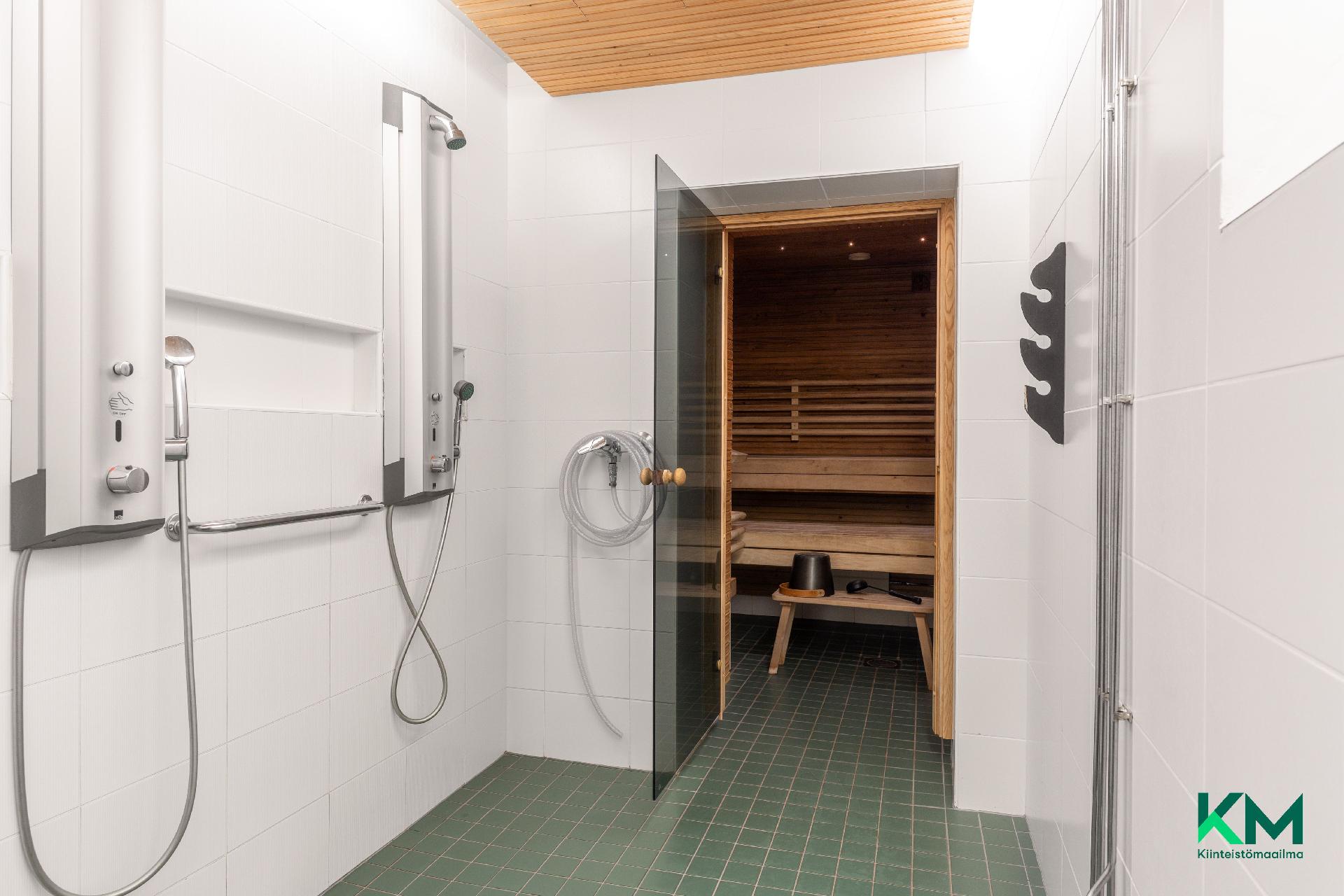 Yhtiön saunatilojen pesuhuone