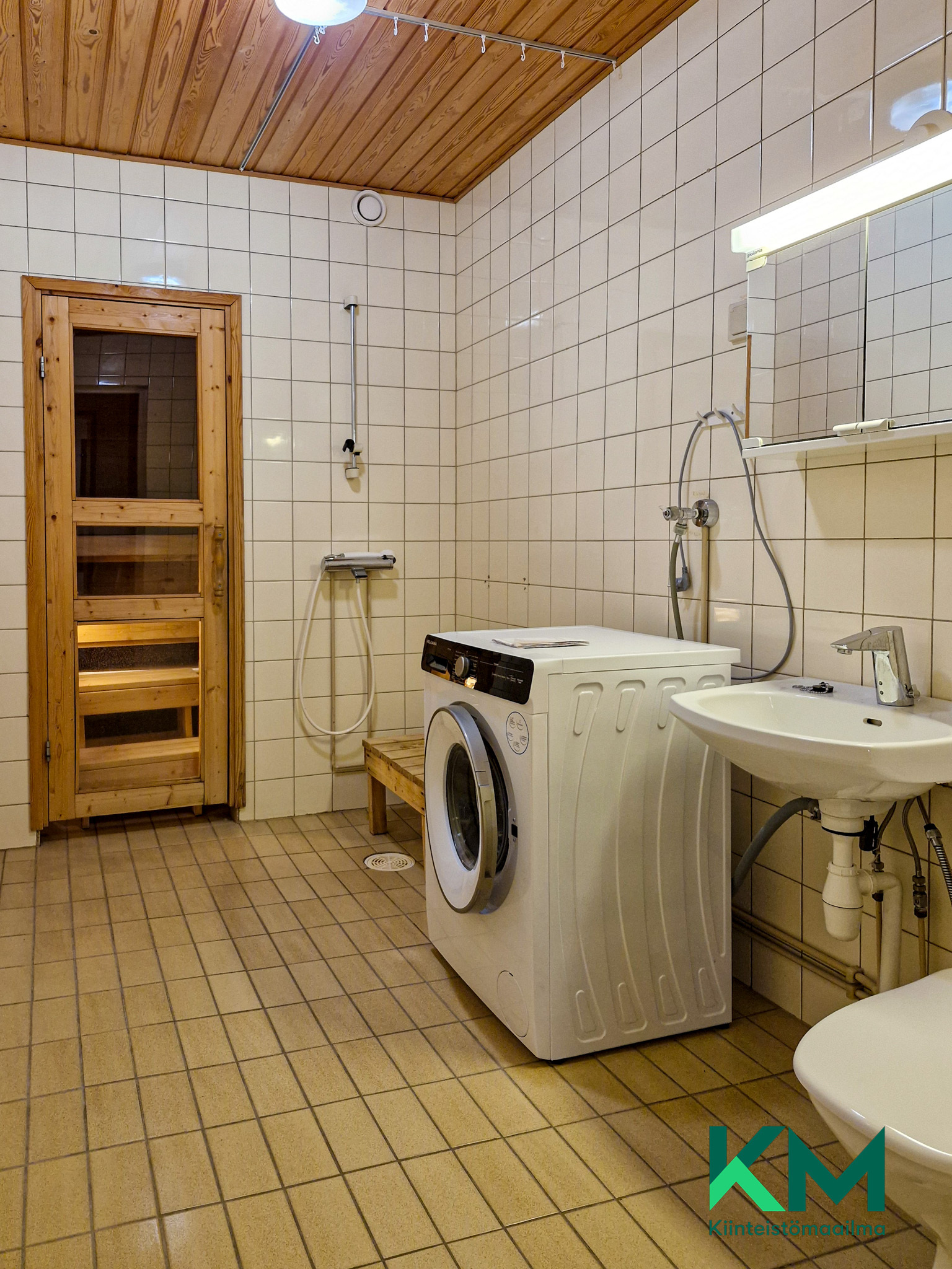 kylpyhuoneessa on lattialämmitys