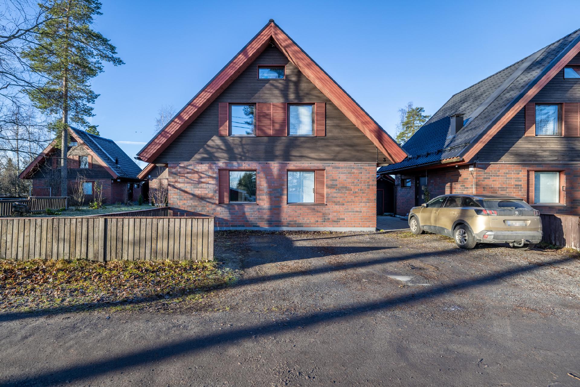 Talon edessä tilaa kahdelle autolle.