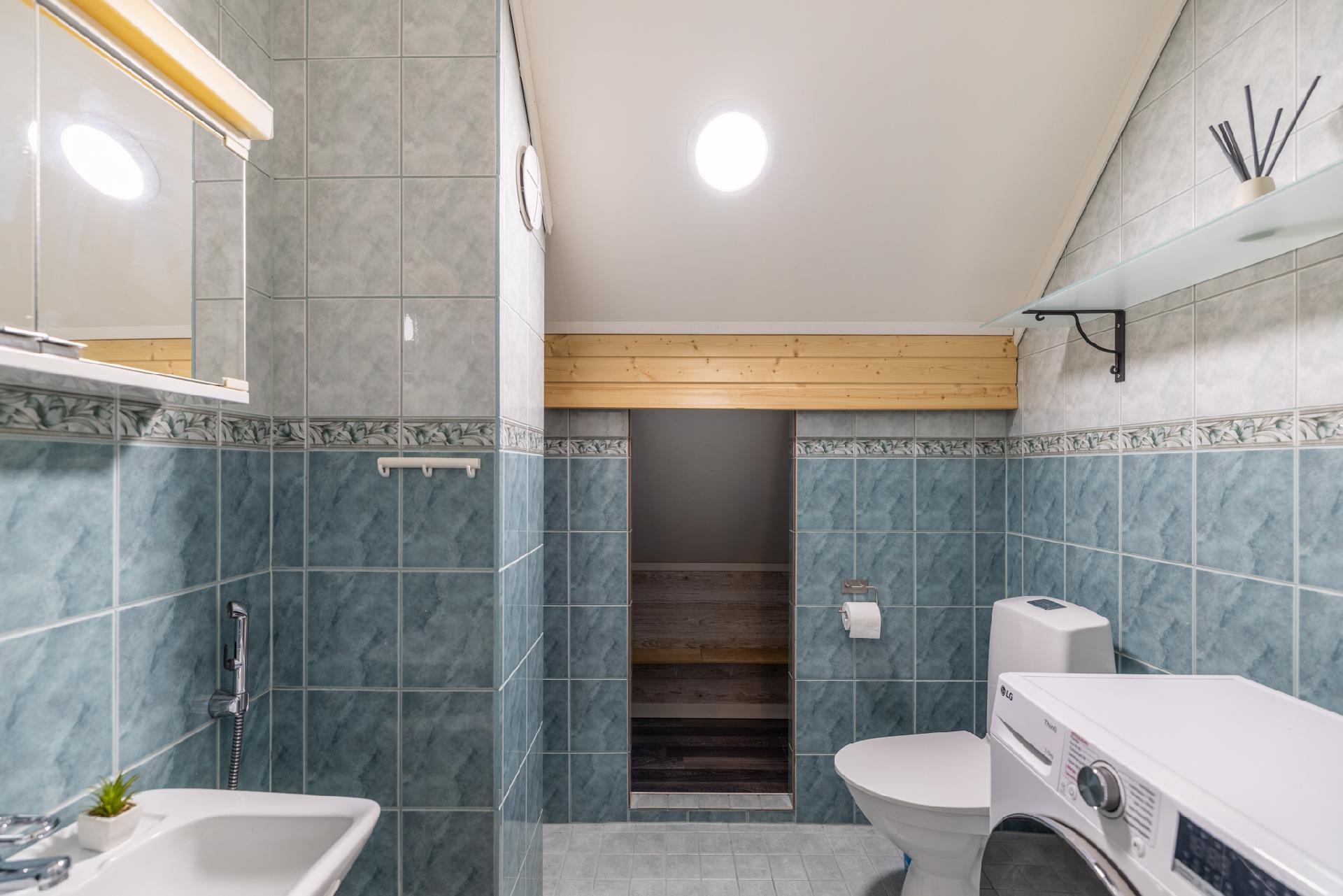 Yläkerran erillinen wc