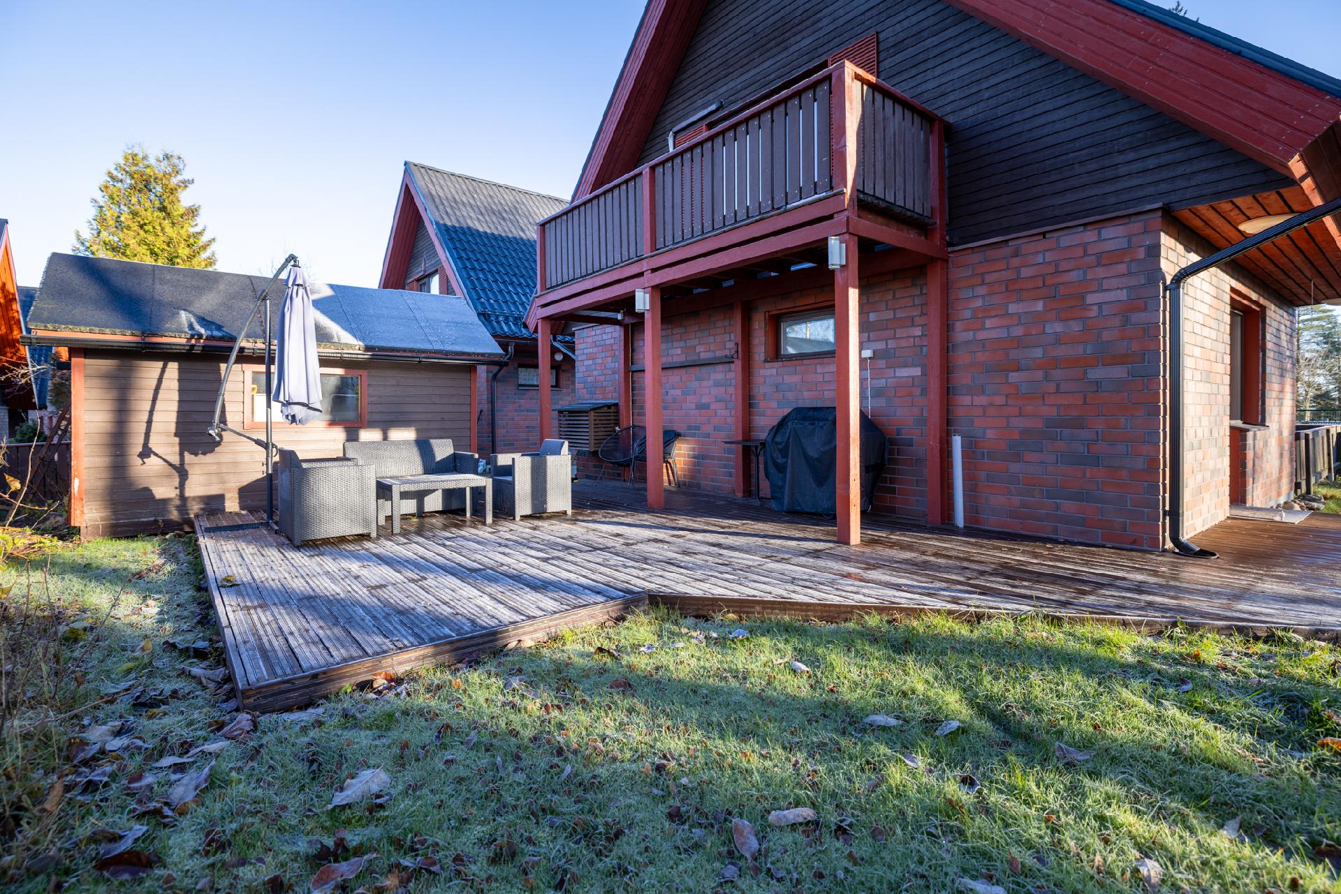 Iso länsisuuntainen terassi.