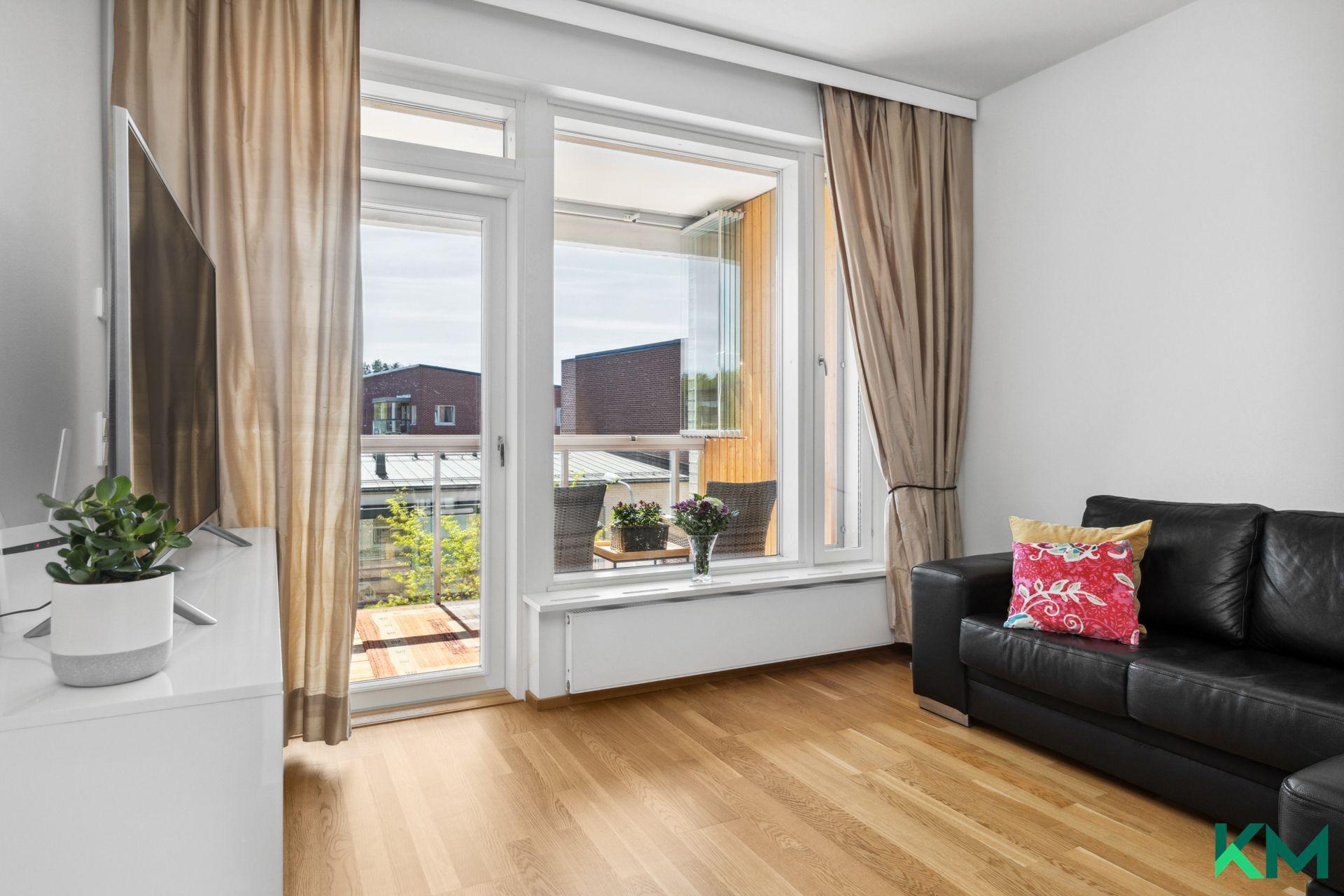 Olohuoneesta käynti parvekkeelle